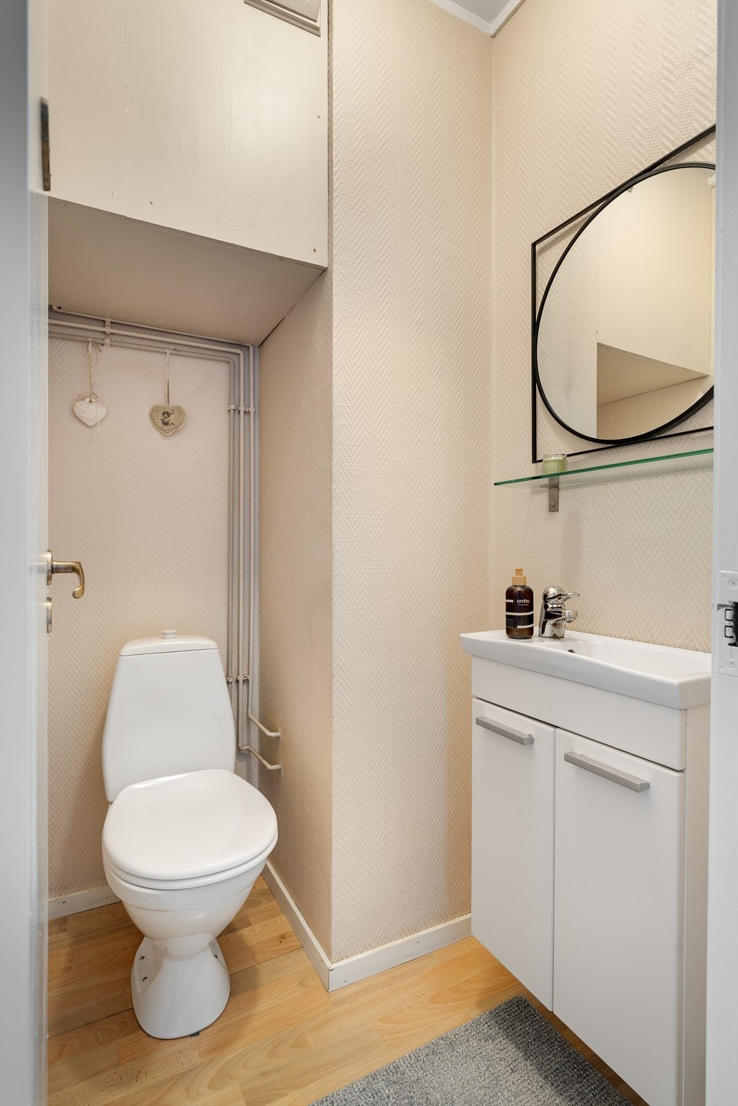 Vegg i vegg med baderommet har man eget toalettrom med egen vaskeservant. Om ønskelig kan man ta ned veggen i mellom og lage større bad. Galleribilde