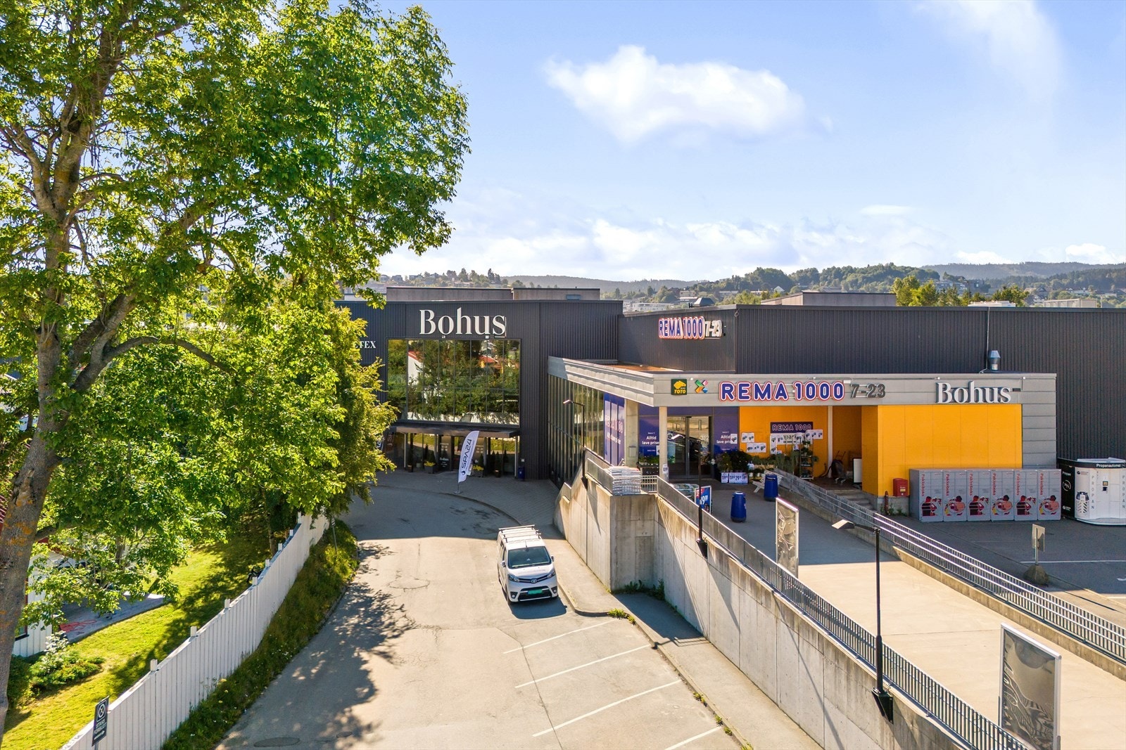 I nærområdet finner du både Bohussenteret og Moholtsenteret, som kan by på fasiliteter som dagligvarebutikker, apotek, legesenter, restaurant, kafé og frisør. Galleribilde