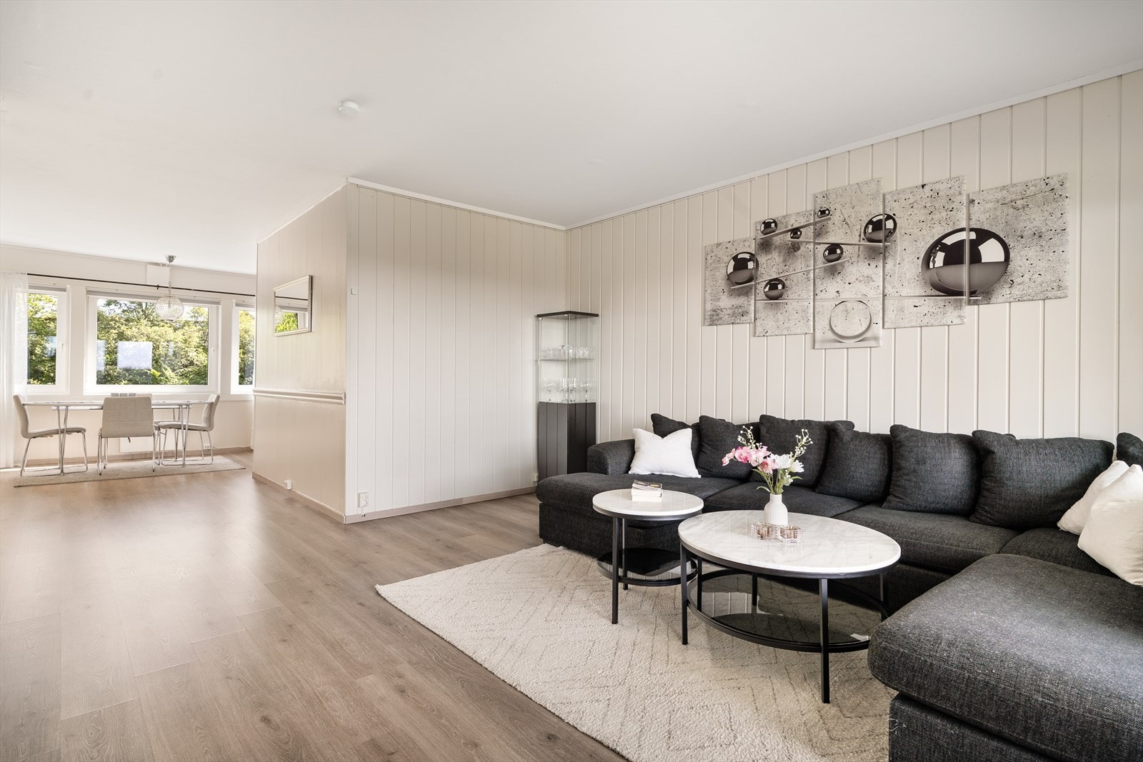 Stuen er lys og trivelig og av generøs størrelse og har plass for diverse møblement. Galleribilde