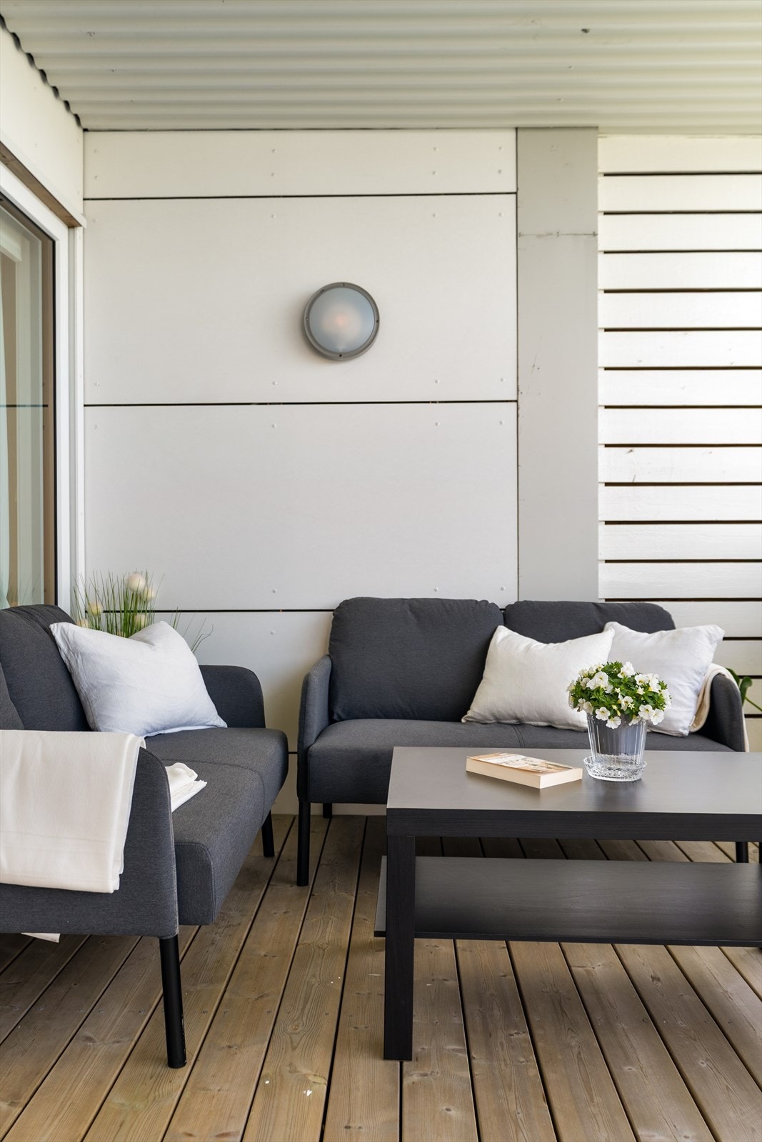 Overbygd og lun balkong. Galleribilde