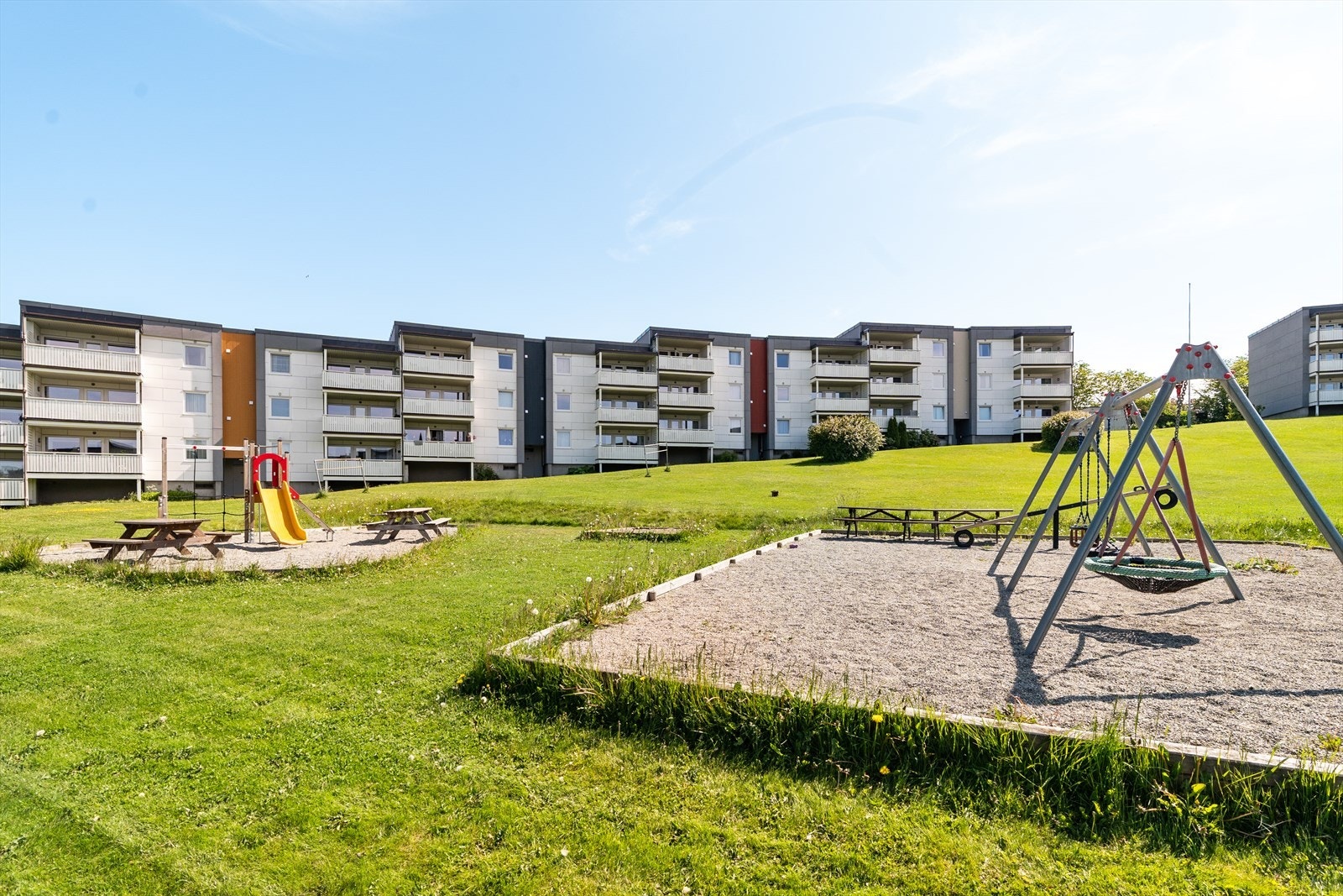 Boligen nyter en meget god beliggenhet i attraktivt og renovert borettslag. Solrikt, åpent og uten innsyn. Galleribilde