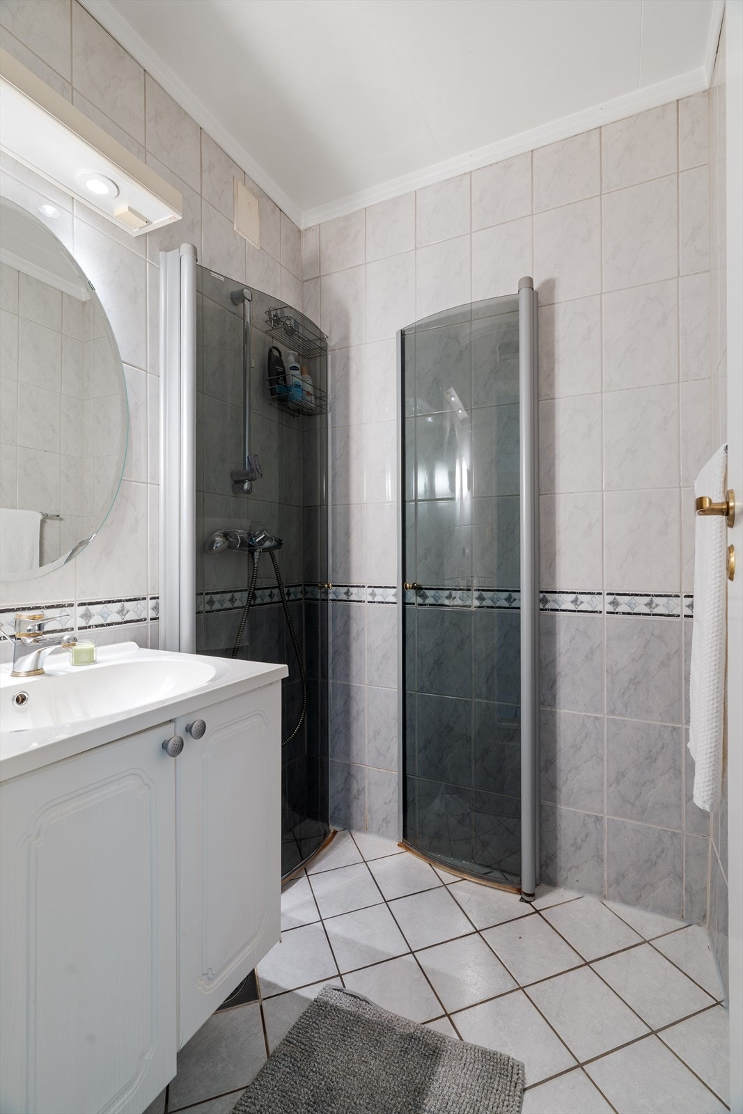 Varmelist på vegg som gir en behagelig varme i rommet. Galleribilde