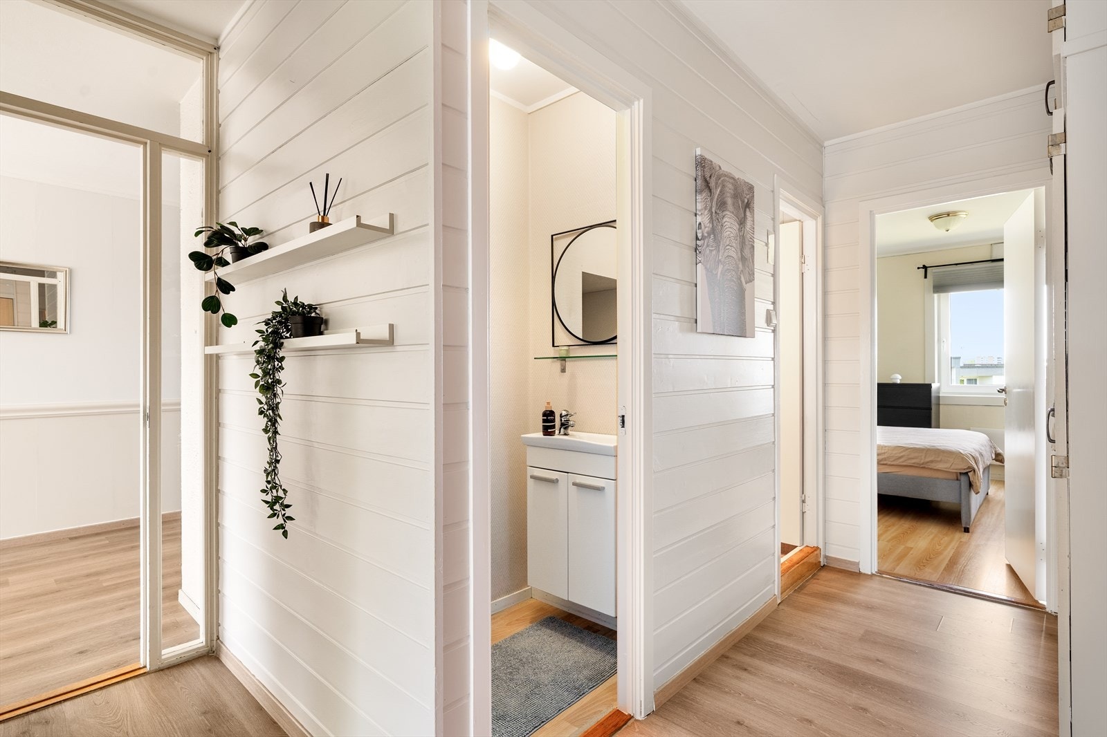 Gangen fordeles seg til øvrige rom i leiligheten. Galleribilde