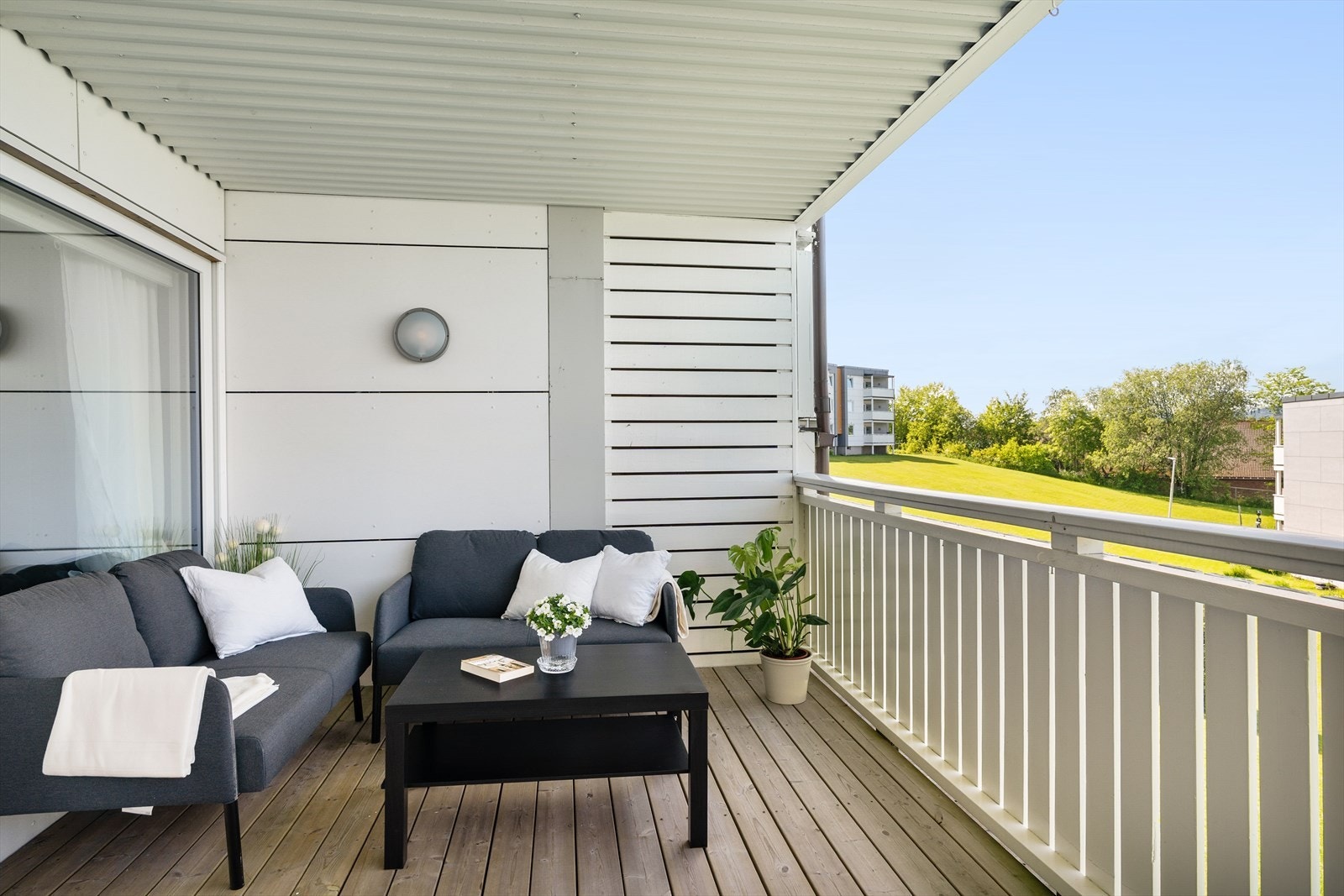 Balkongen er stor og lun og måler hele 12 kvm. Her kan godværsdagene nytes til fulle med soling, grilling og avkobling. Galleribilde