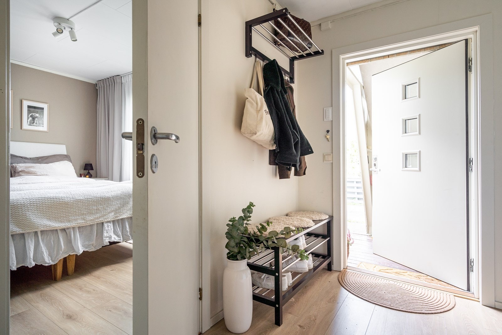 Lys og innbydende entré som ønsker deg velkommen. Galleribilde