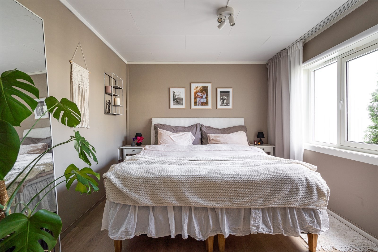 Leiligheten har et romslig soverom med plass til nattbord på hver side av dobbelsengen. Galleribilde