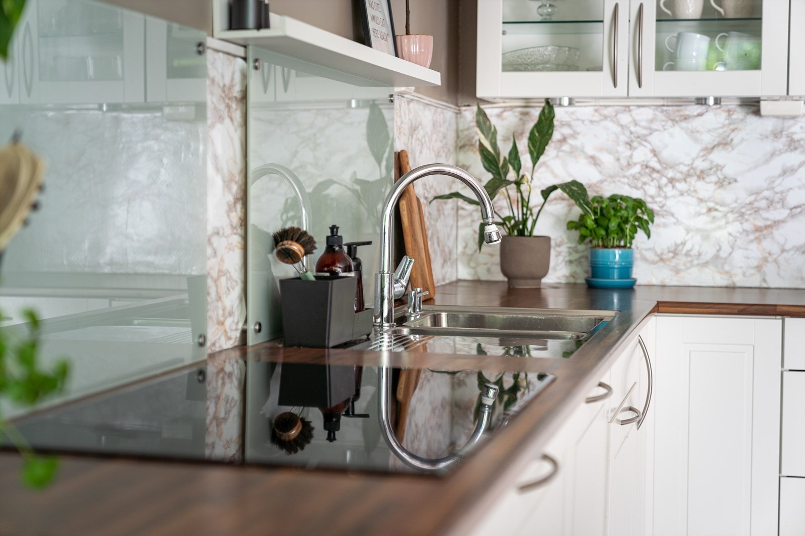 I benken er det oppvaskkum og integrert koketopp med ventilator over. Galleribilde