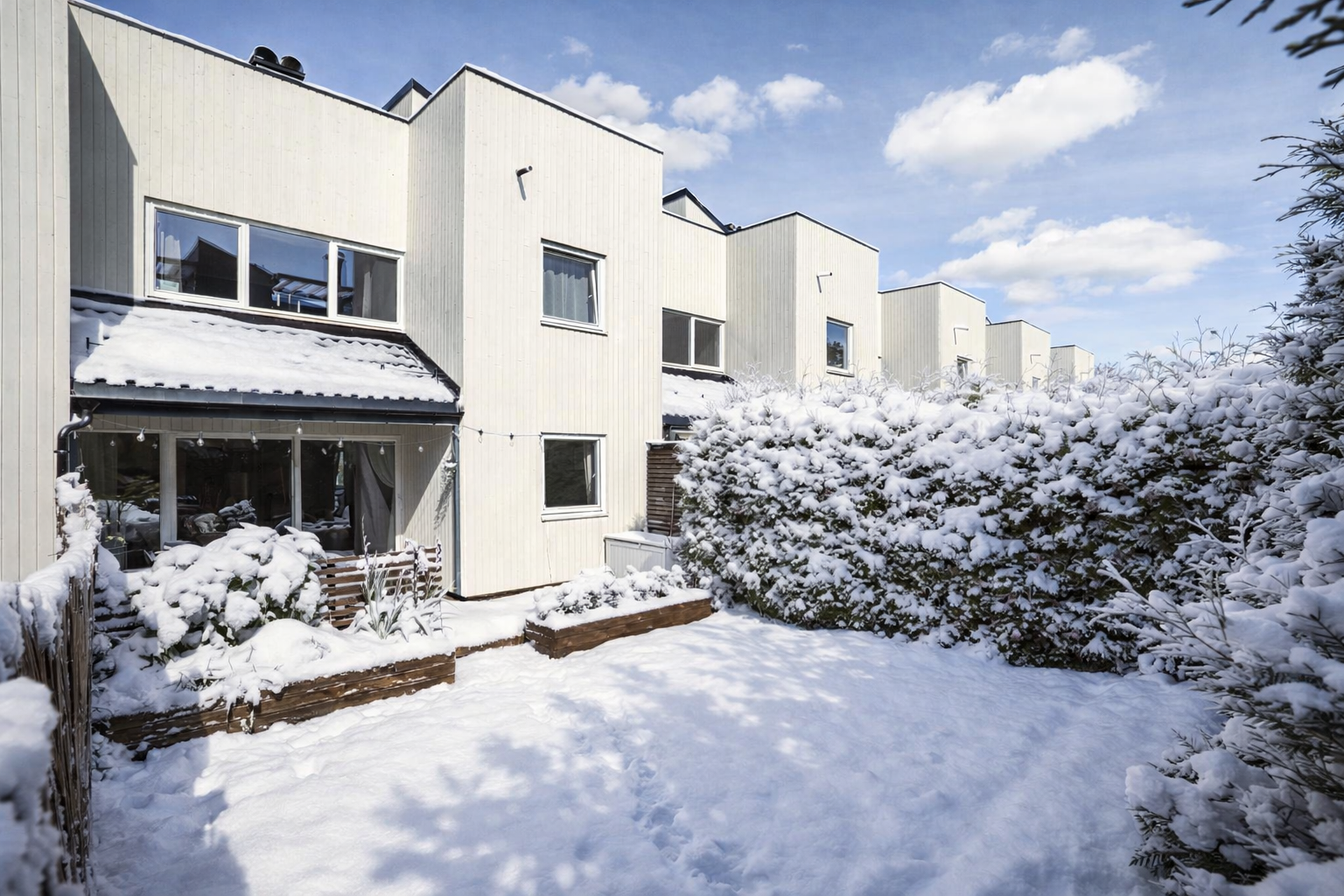 Rekkehuset har en koselig og usjenert hage. AI-redigert bilde. Galleribilde