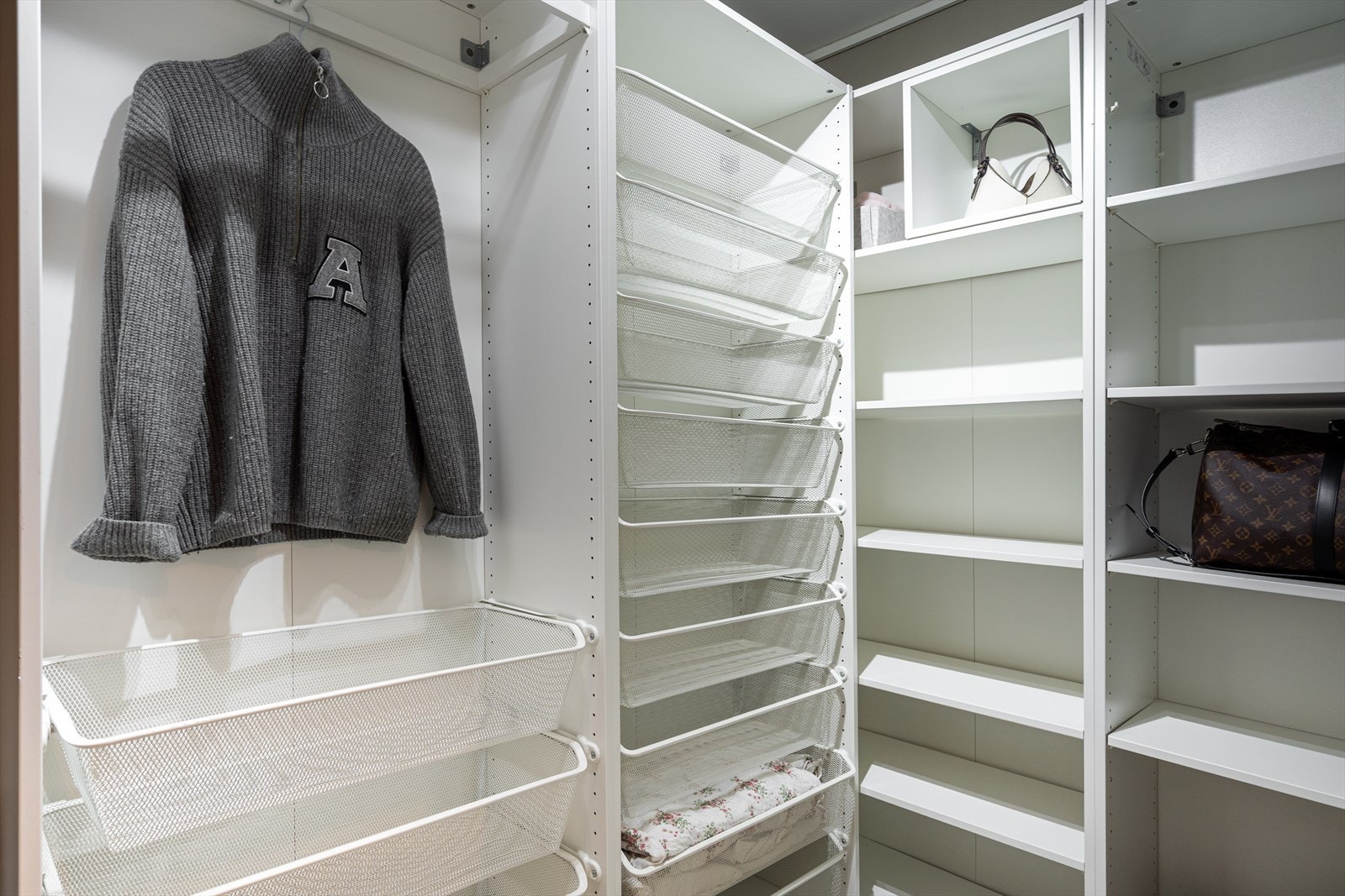 Rett over inngangen til soverommet er det dør inn til boden som er innredet med garderobeløsning. Galleribilde