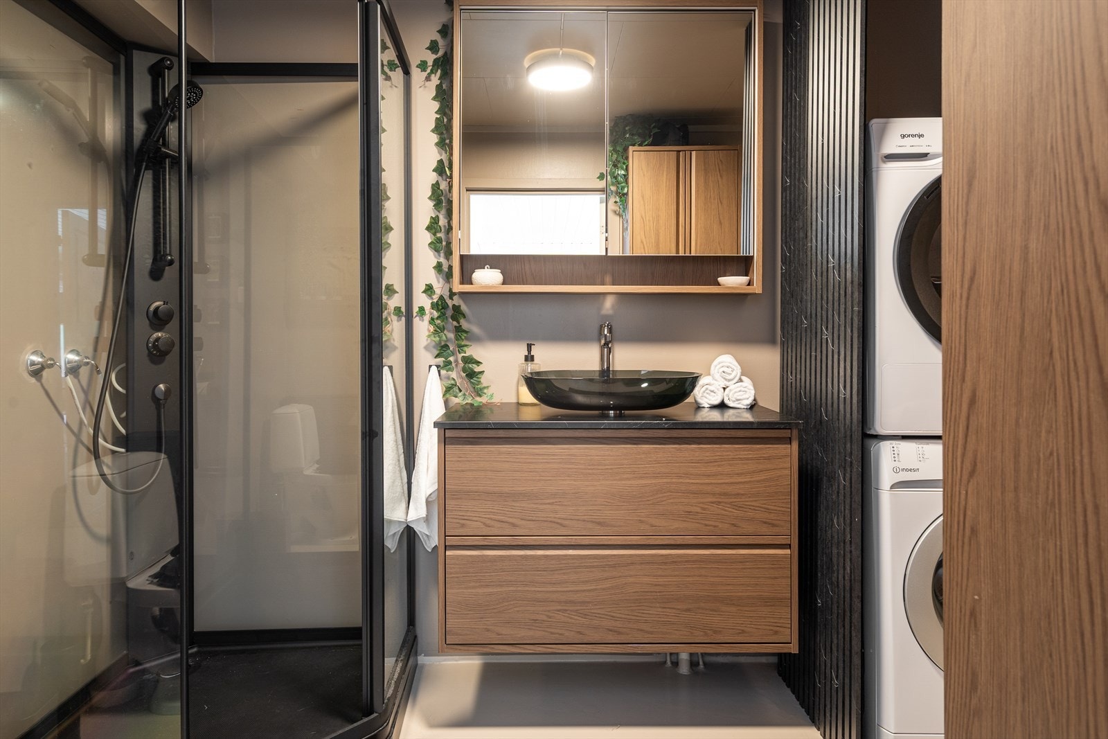 Badet ble pusset opp i 2025 med malte overflater og ny innredning. Galleribilde