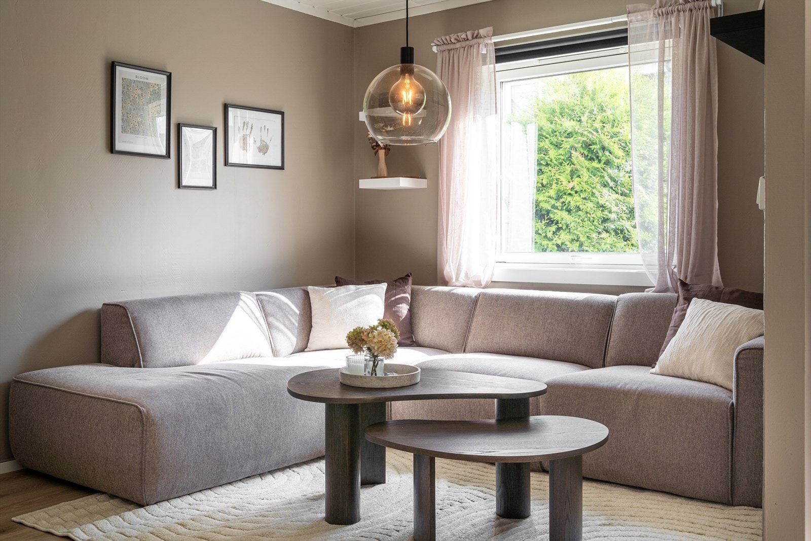 Romslig stue med gode møbleringsmuligheter. Galleribilde