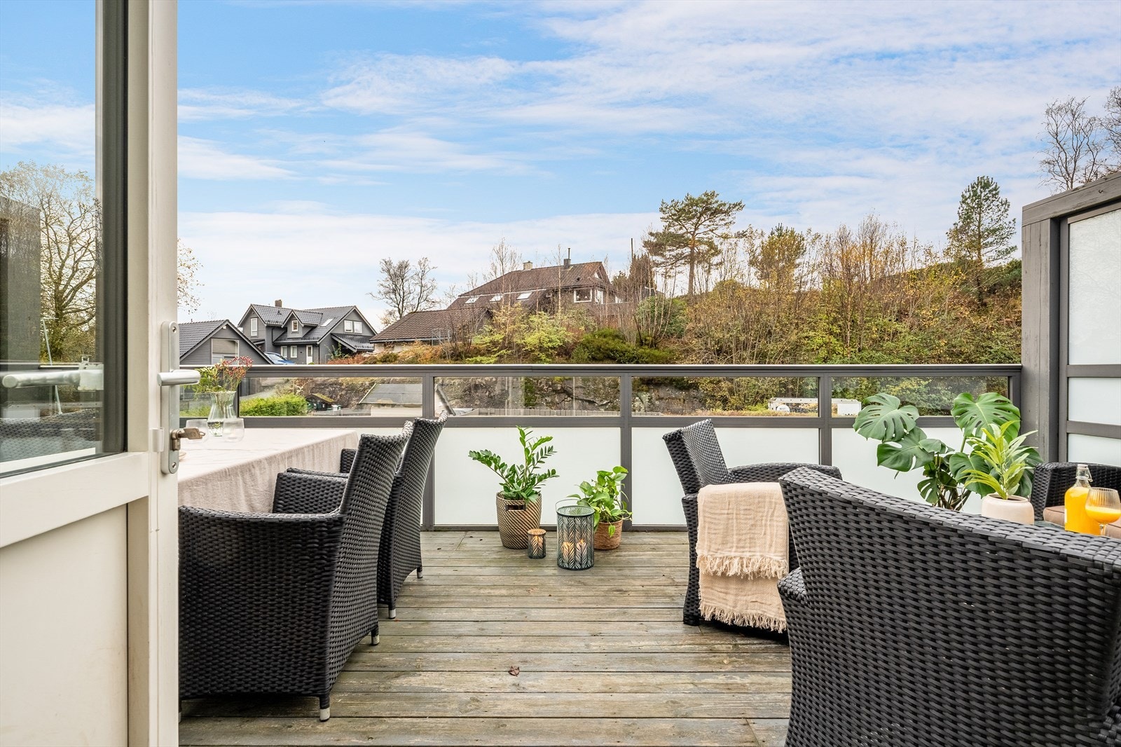 - Romslig balkong på 22m² med svært gode solforhold midtsommers - Galleribilde