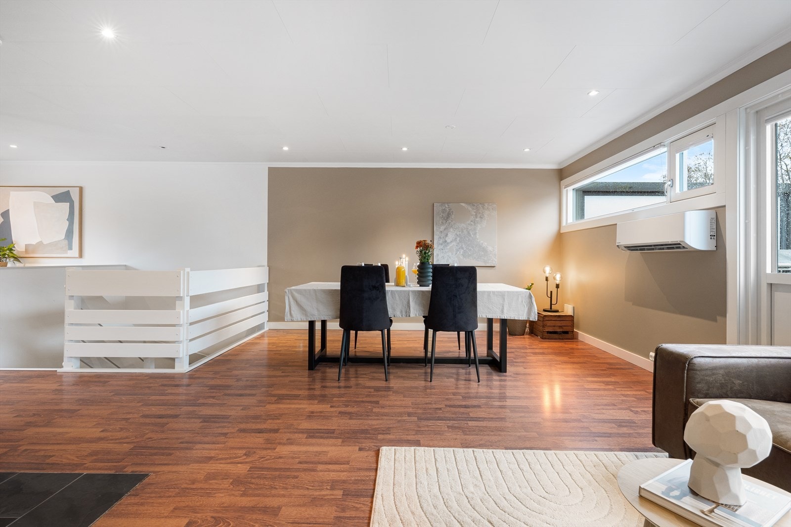 - De generøse vindusflatene bidrar til rikelig med verdifullt lysinnslipp - Galleribilde