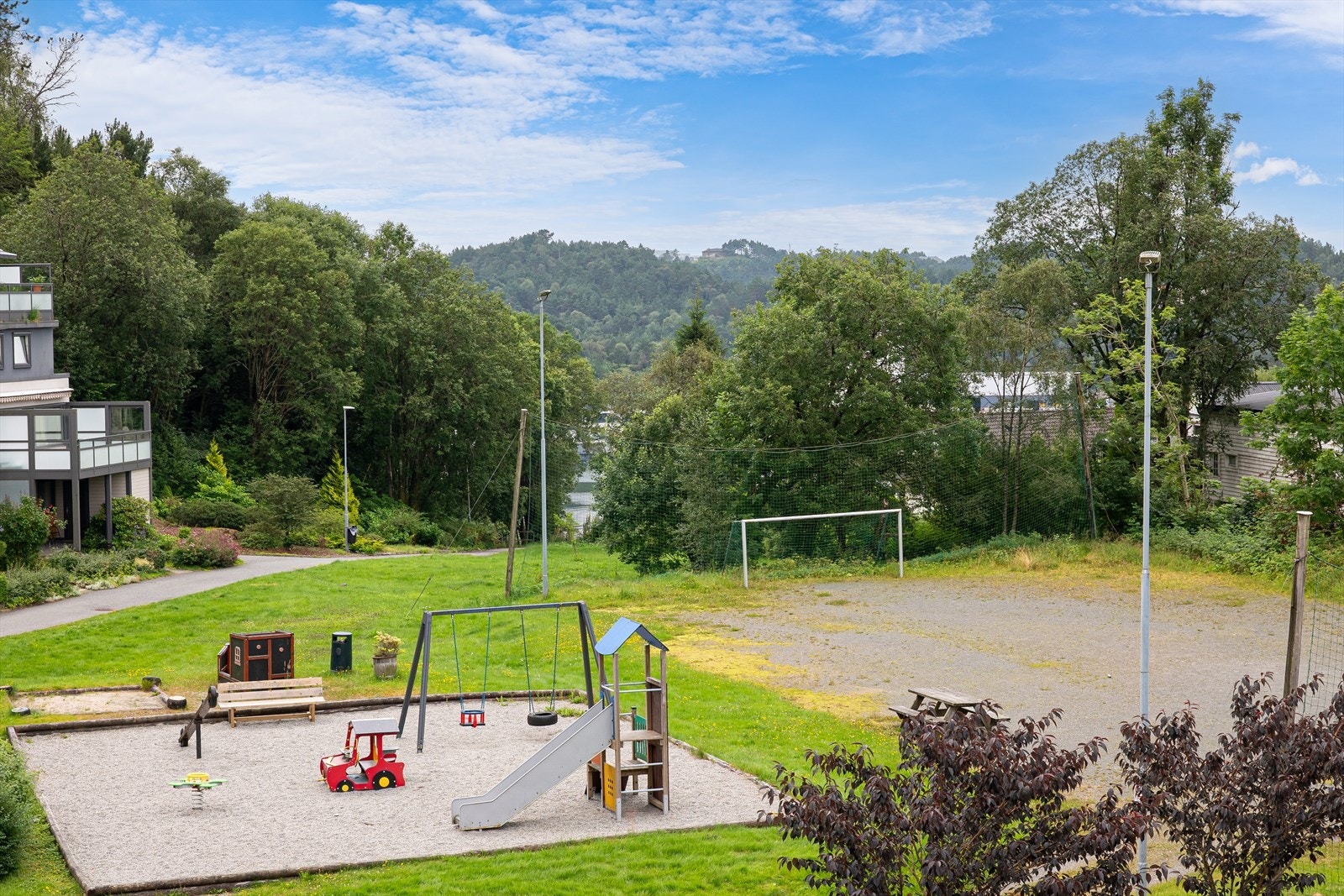 - Tomten er pent opparbeidet med grøntområder, sittegrupper, to lekeplasser, fotballbane, interne veier og parkeringsplasser - Galleribilde