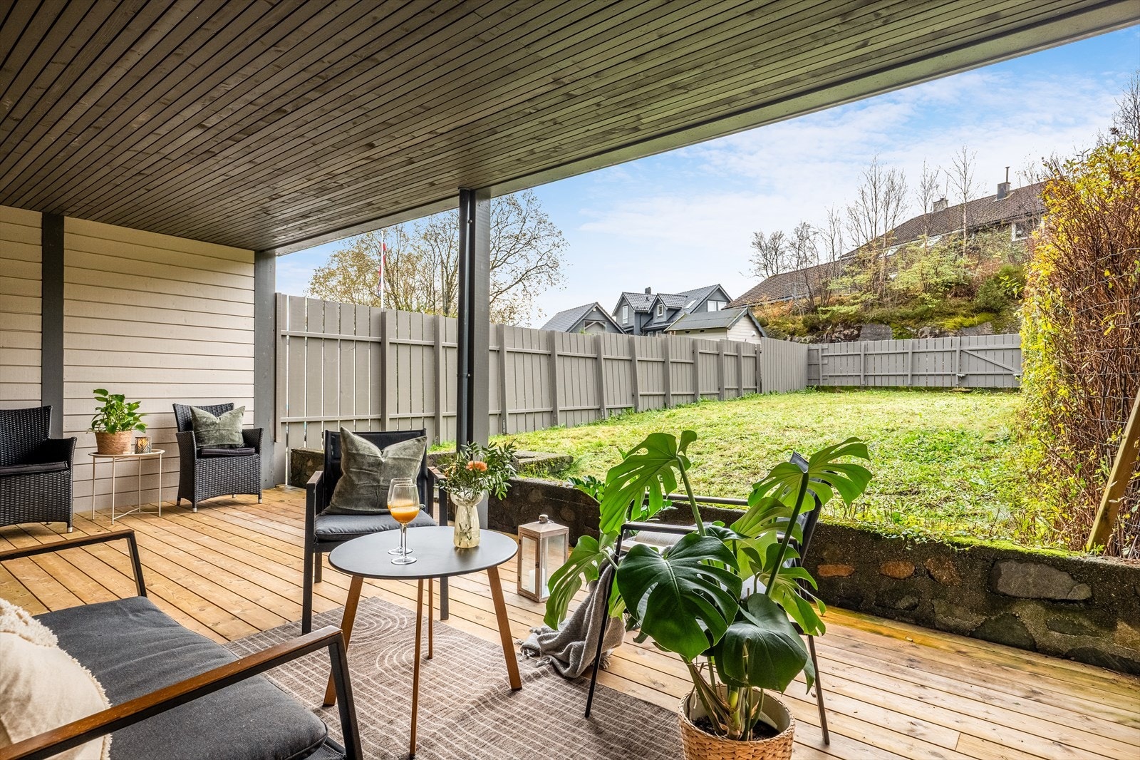 - Direkte tilkomst til privat hagedel med gode solforhold midtsommers - Galleribilde