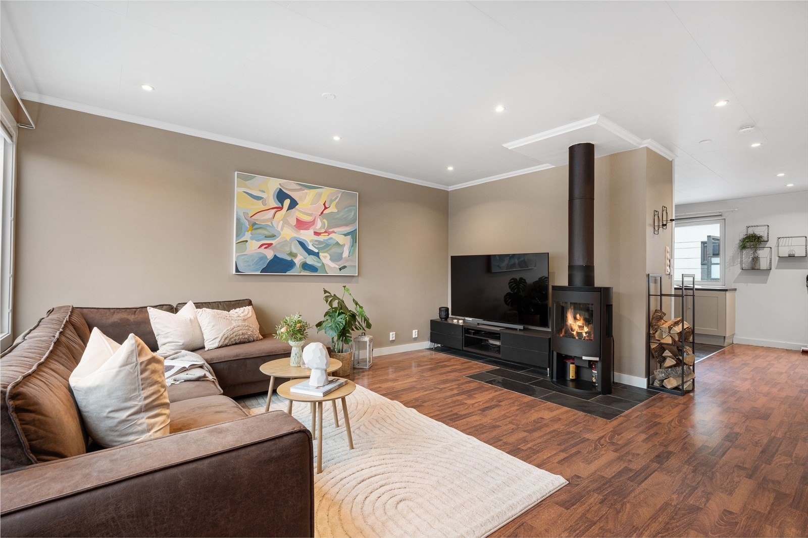 - Peis i stuen sørger for lavere strømkostnader og ekstra hygge. Kombinert med varmepumpen får du en behagelig innetemperatur året rundt - Galleribilde