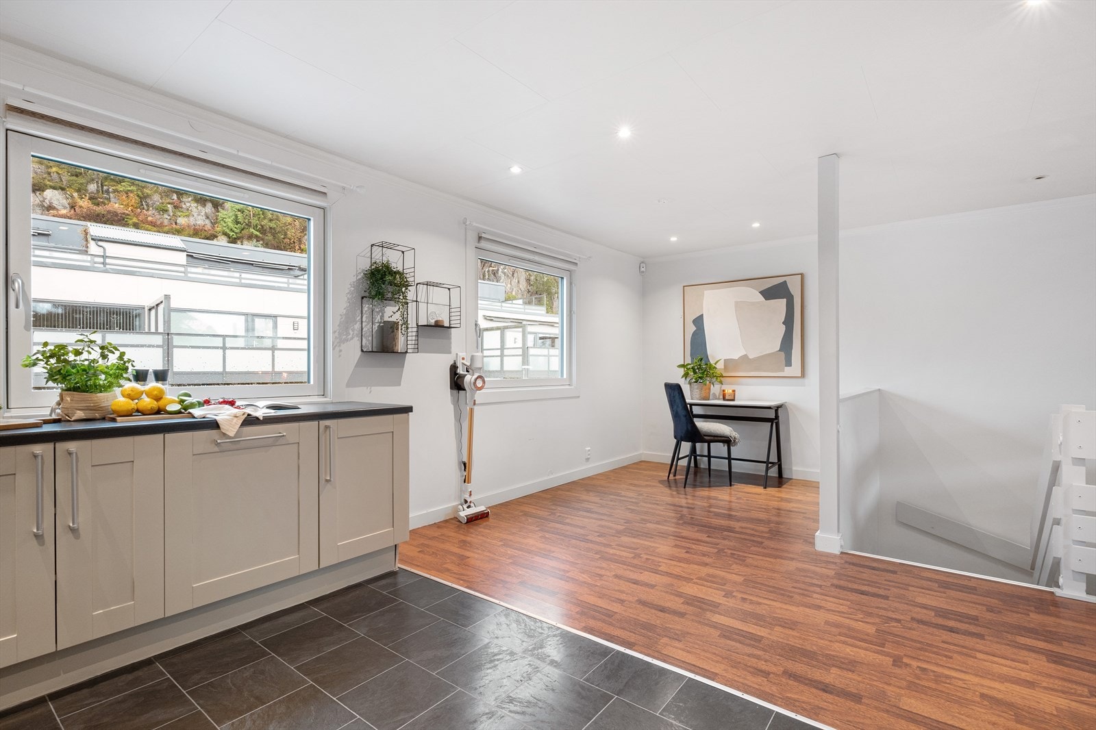 - Godt med skap- og benkeplass til glede for husets kokk - Galleribilde