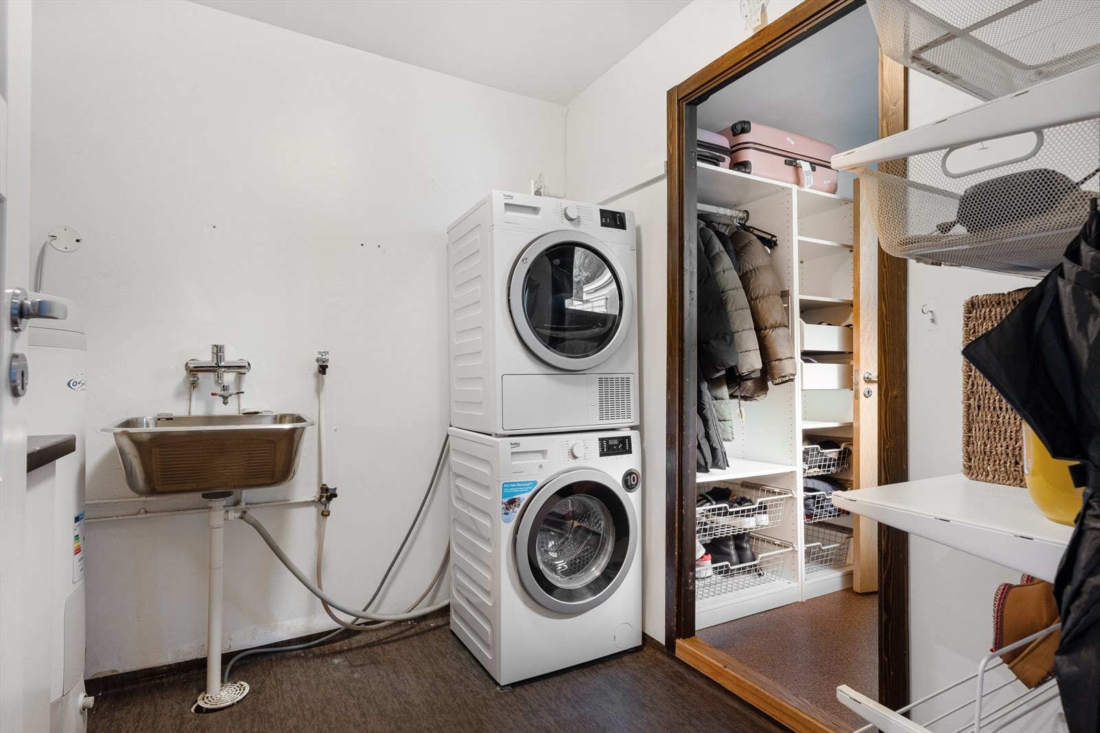 - Innredet med praktisk skap- og benkeløsning samt hyller på vegg - Galleribilde