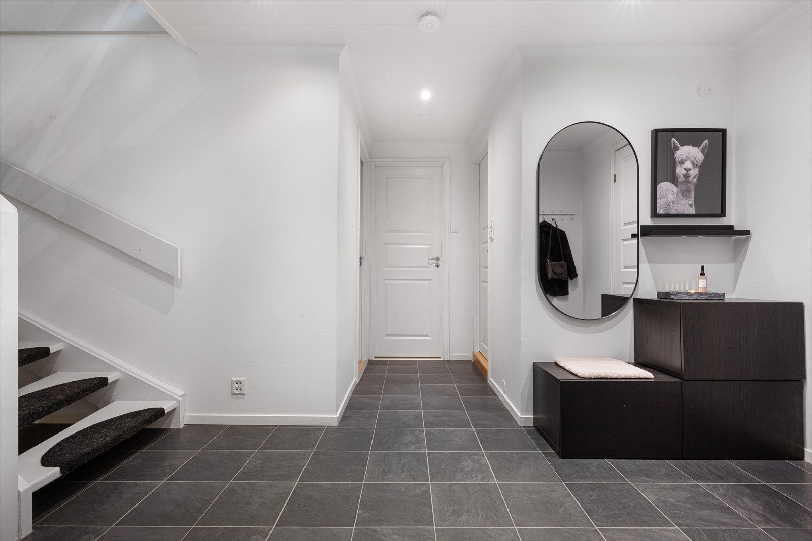 - Gangen måler 12,8m² og har god plass til ønsket oppbevaringsløsning - Galleribilde