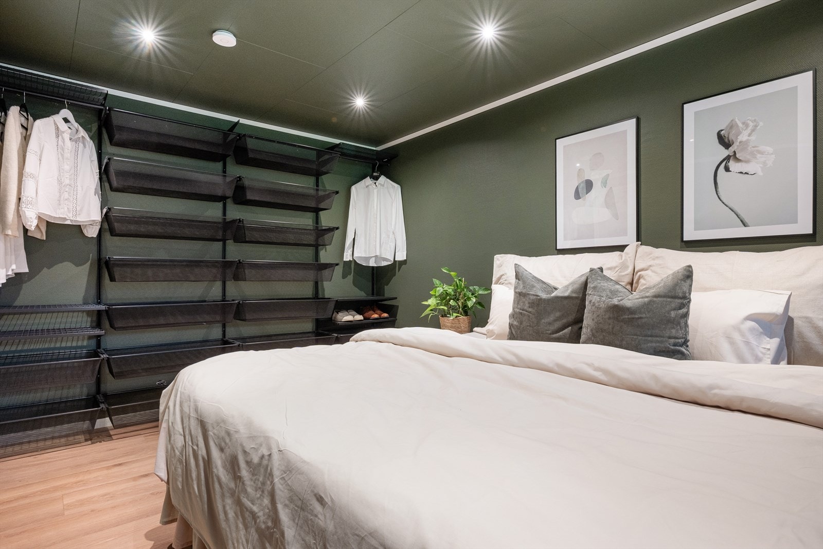 - Merk praktisk hylleløsning som medfølger handelen kostnadsfritt - Galleribilde