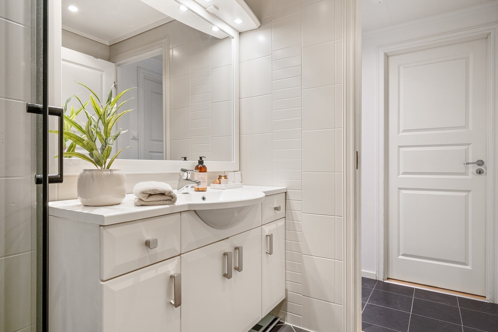 - Innredet med servantmøbel, speil med belysning og dusjkabinett - Galleribilde