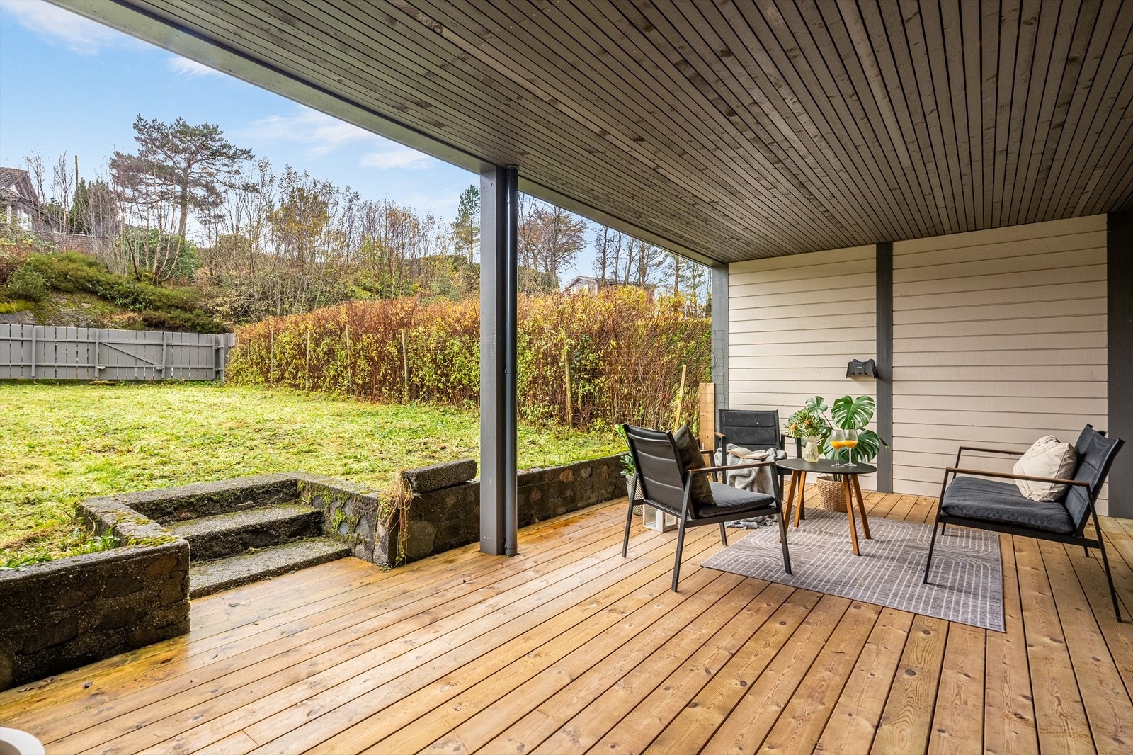 - Det at terrassen er overbygget gjør bruksmulighetene betraktelig større, og den kan nytes selv om regndråpene melder sin ankomst - Galleribilde