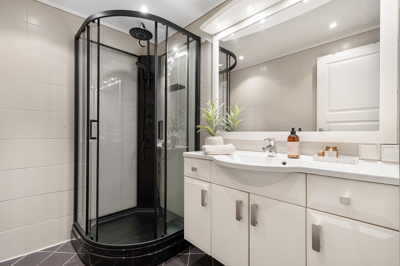 - Romslig bad med behagelig varme i gulv - Galleribilde