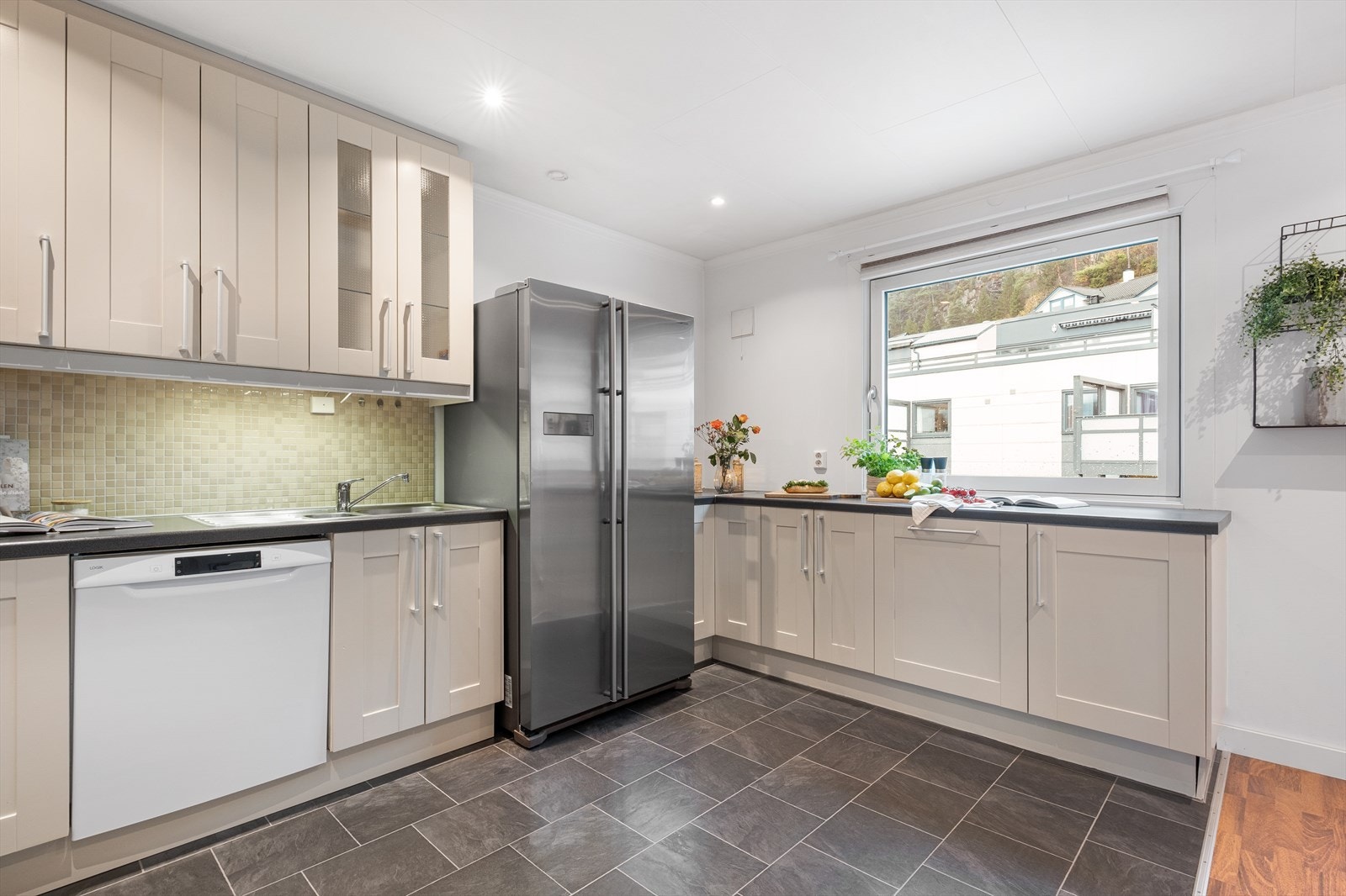 - Av medfølgende hvitevarer får ny eier gleden av integrert stekeovn og steketopp, samt frittstående kjøleskap og oppvaskmaskin - Galleribilde