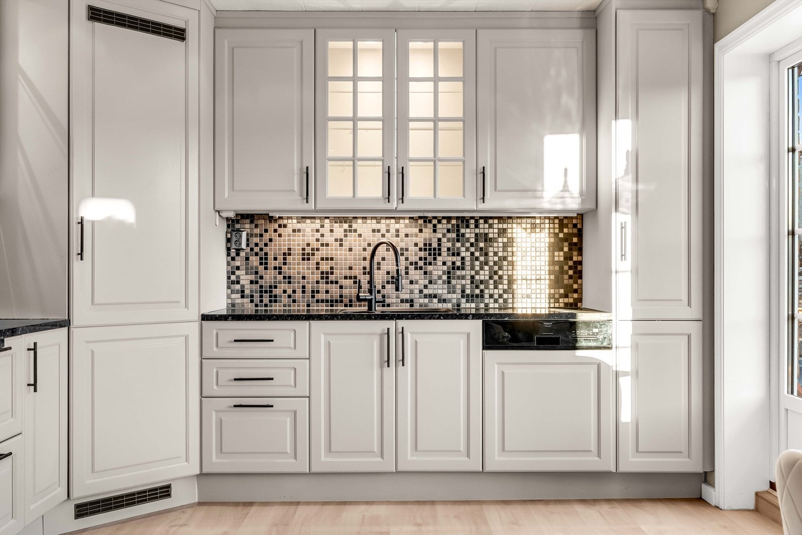 Videre er det blitt satt inn integrert kjølehjørne, oppvaskmaskin, mikro, ovn og platetopp. Galleribilde