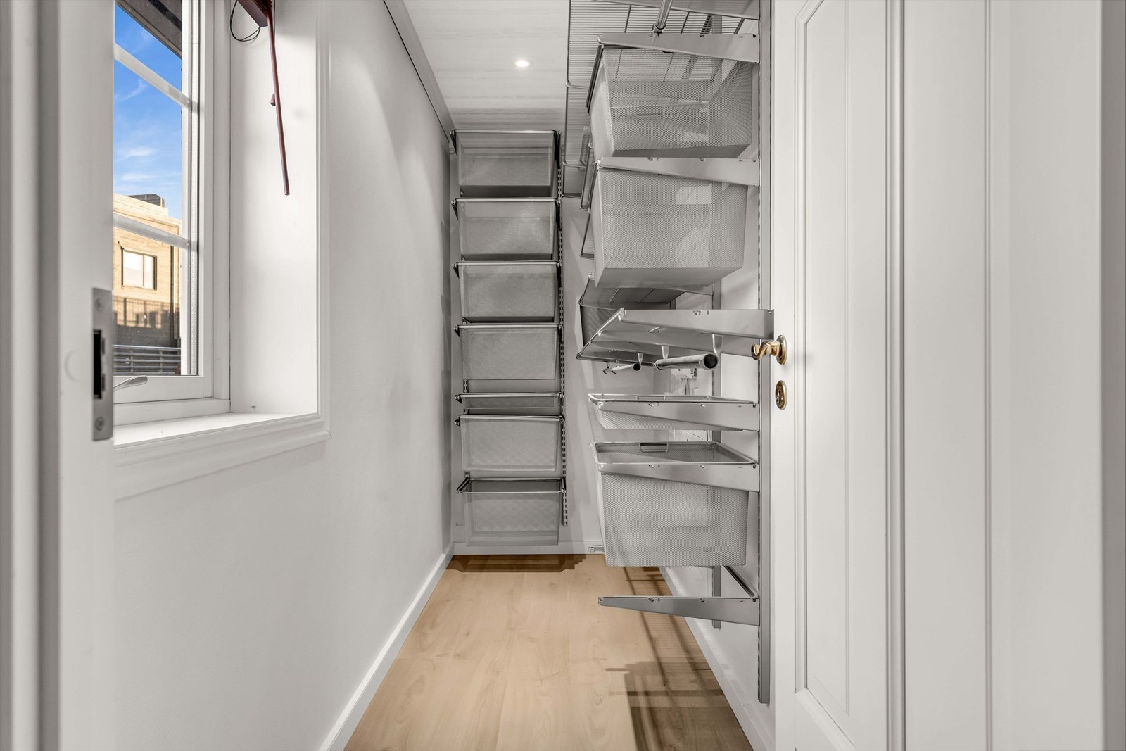 I tillegg er det inngang til et omkledningsrom med mye lagringsplass. I omkledningsrommet er det blitt satt inn praktisk garderobeinnredning. Galleribilde