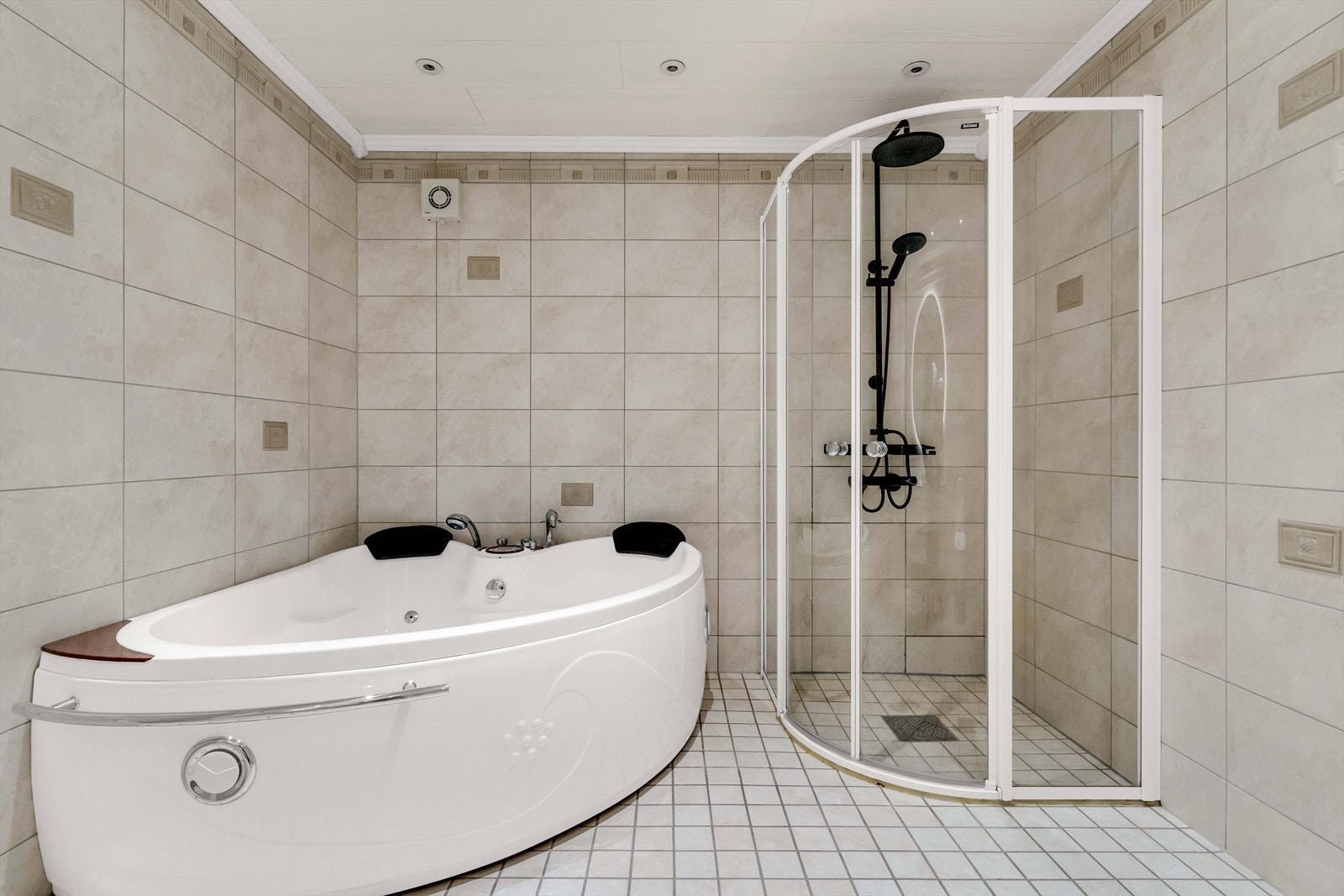 I tillegg er det satt inn dusjhjørne med glassdører, badekar og gulvstående toalett. Galleribilde