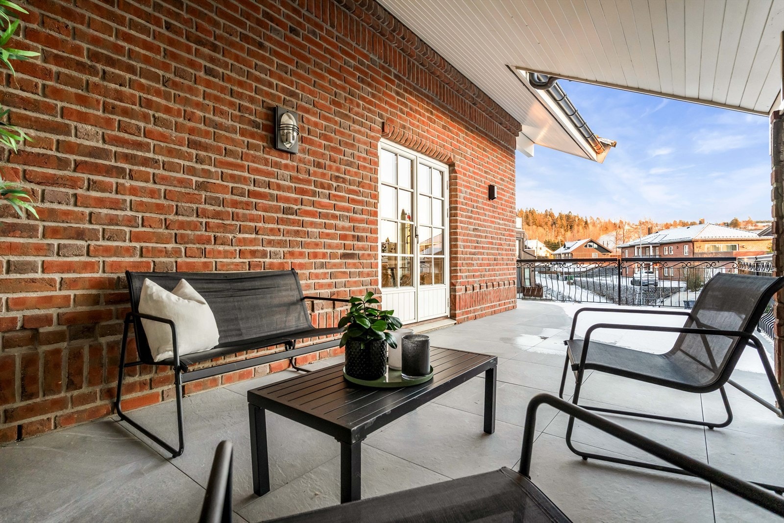 Terrassen strekker seg rundt to av husets vegger, og har både overbygd samt uoverbygd del. Galleribilde