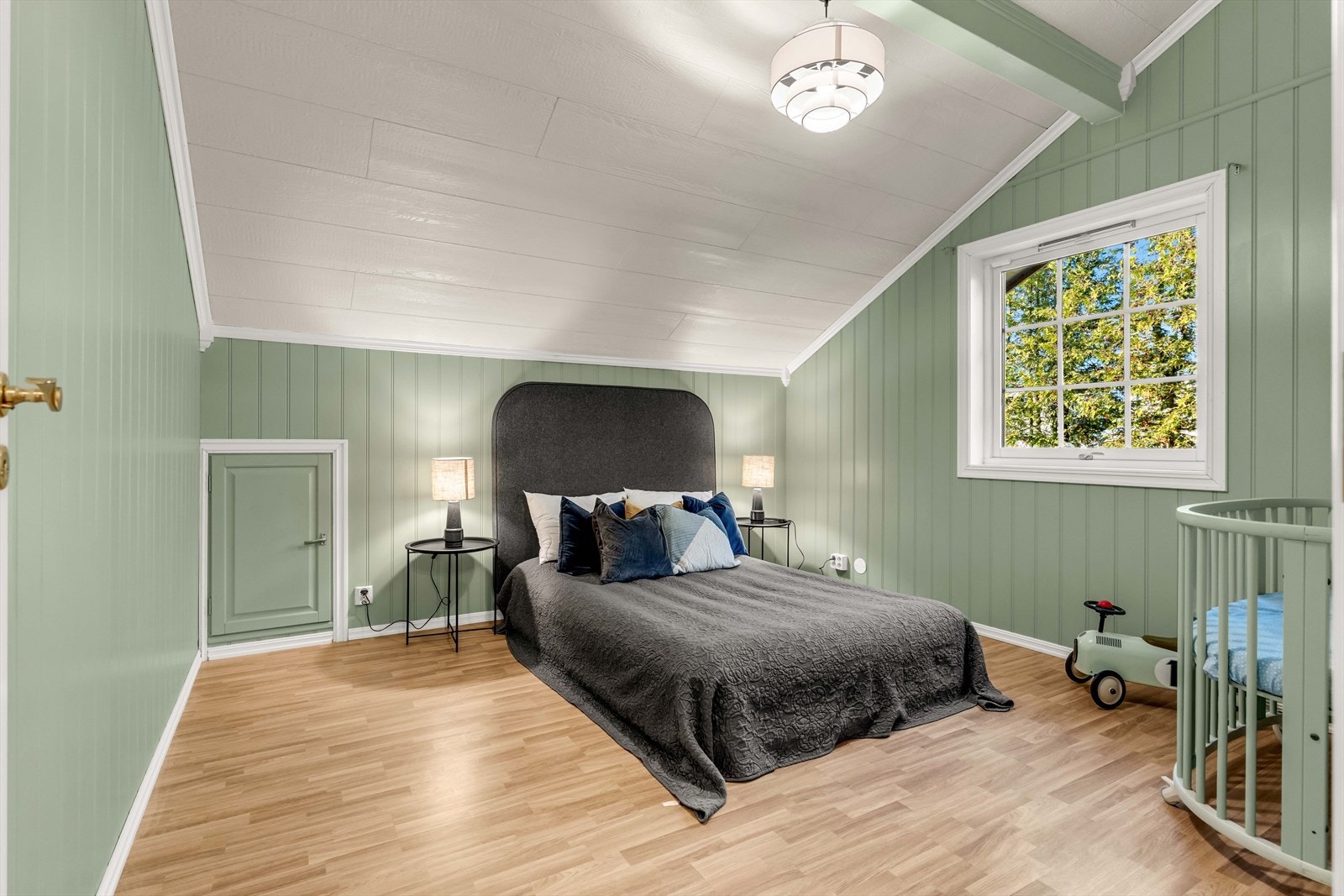 Etasjen har to soverom. Begge rom har plass til dobbeltseng med tilhørende nattbord. Galleribilde