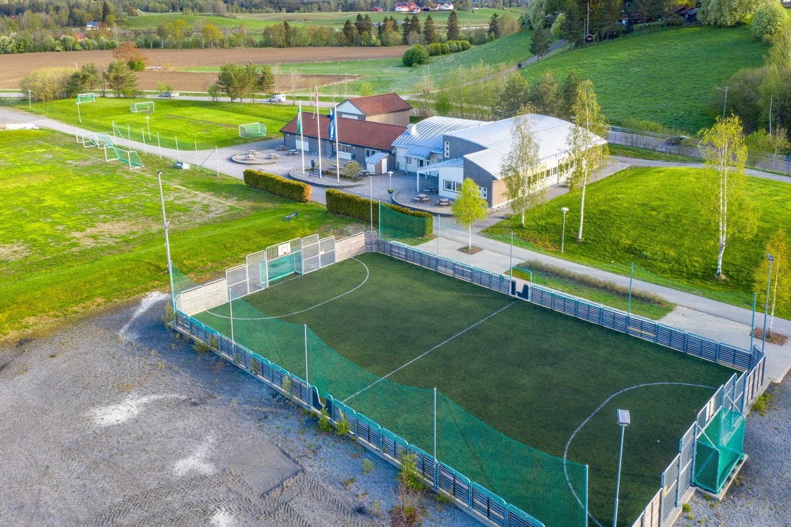 Leirsund har et aktivt idrettslag med eget anlegg bestående av to gressbaner og to grusbaner med lys. Galleribilde
