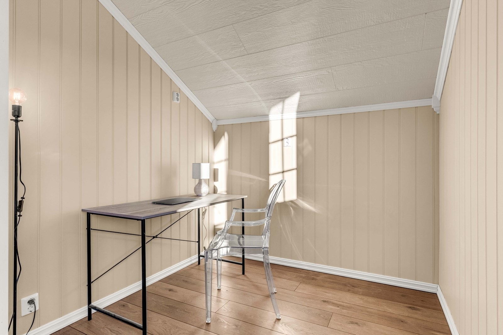 Det er etablert en fin kontorplass i det ene hjørnet. Galleribilde