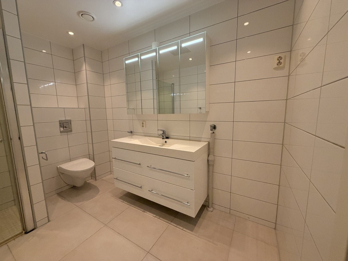 Moderne og romslig bad Galleribilde