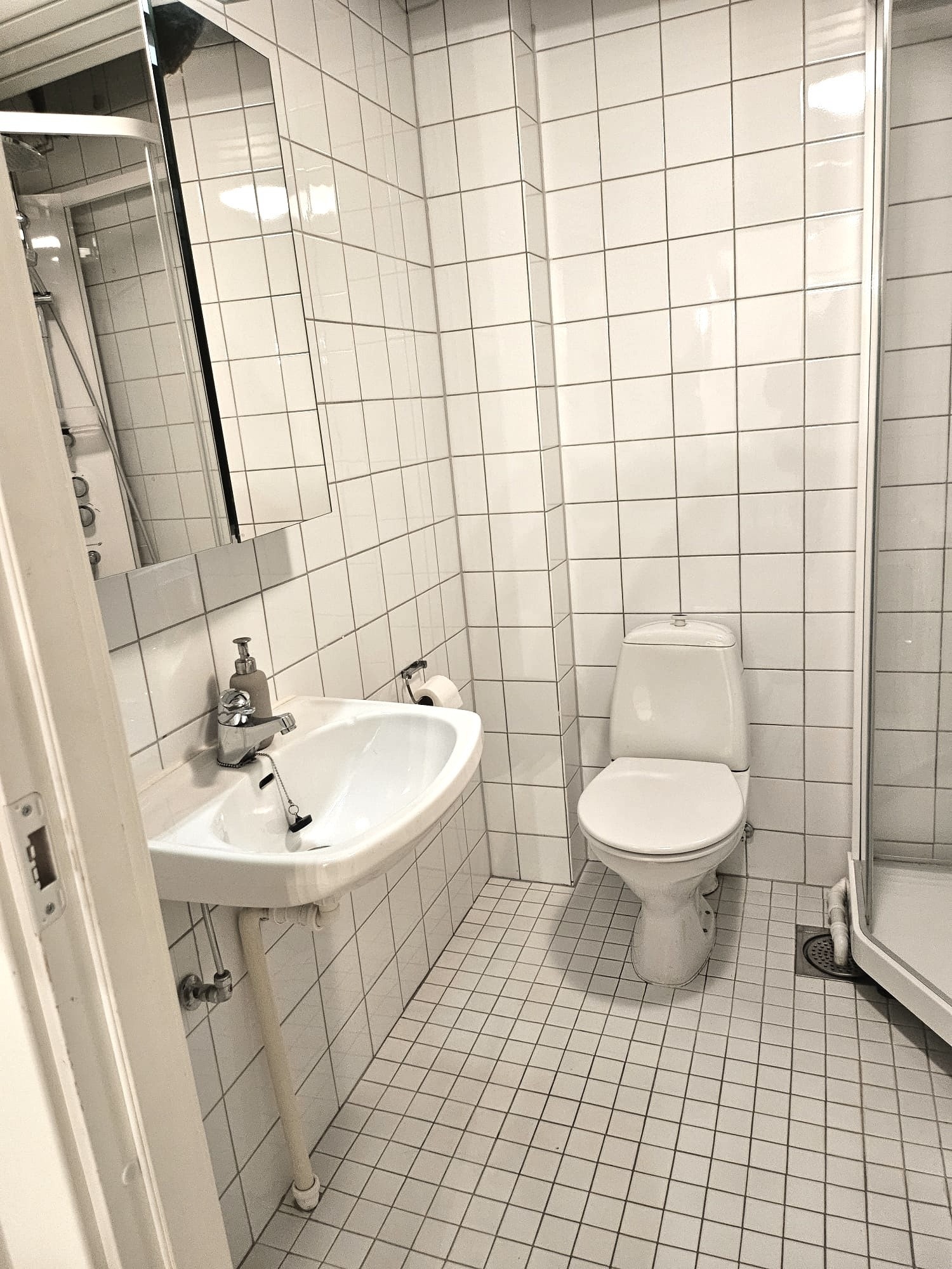 Bad med dusjkabinett og vaskemaskin. Galleribilde