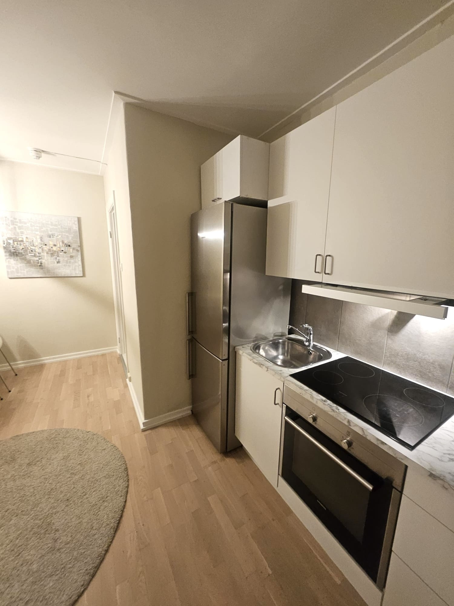 Stue med åpen kjøkkenløsning. Galleribilde