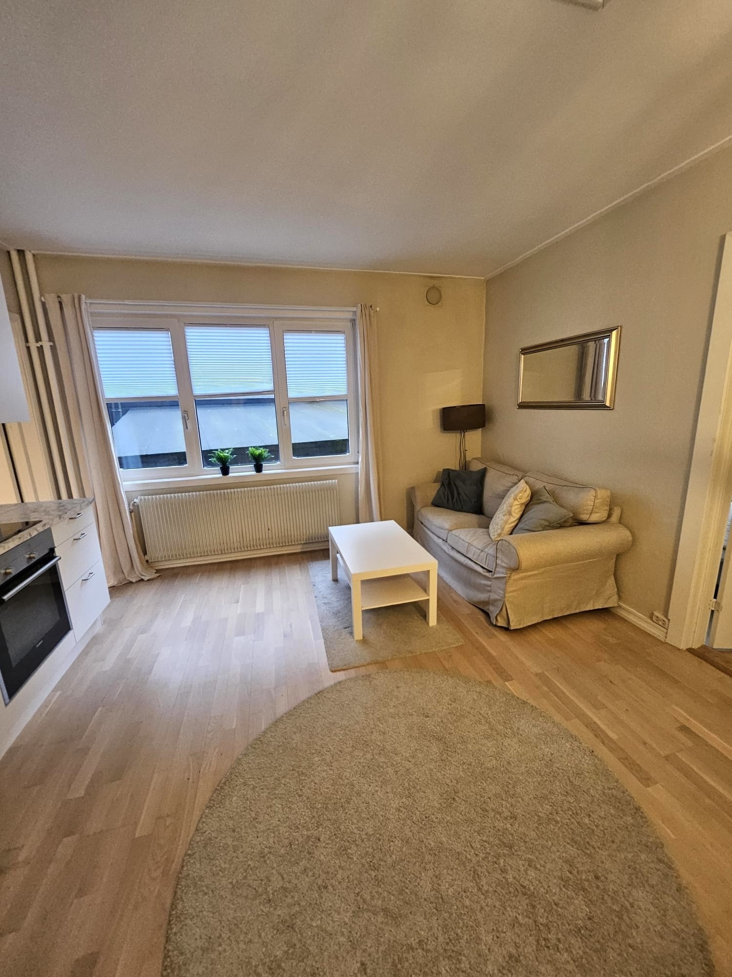 Stue med åpen kjøkkenløsning. Galleribilde