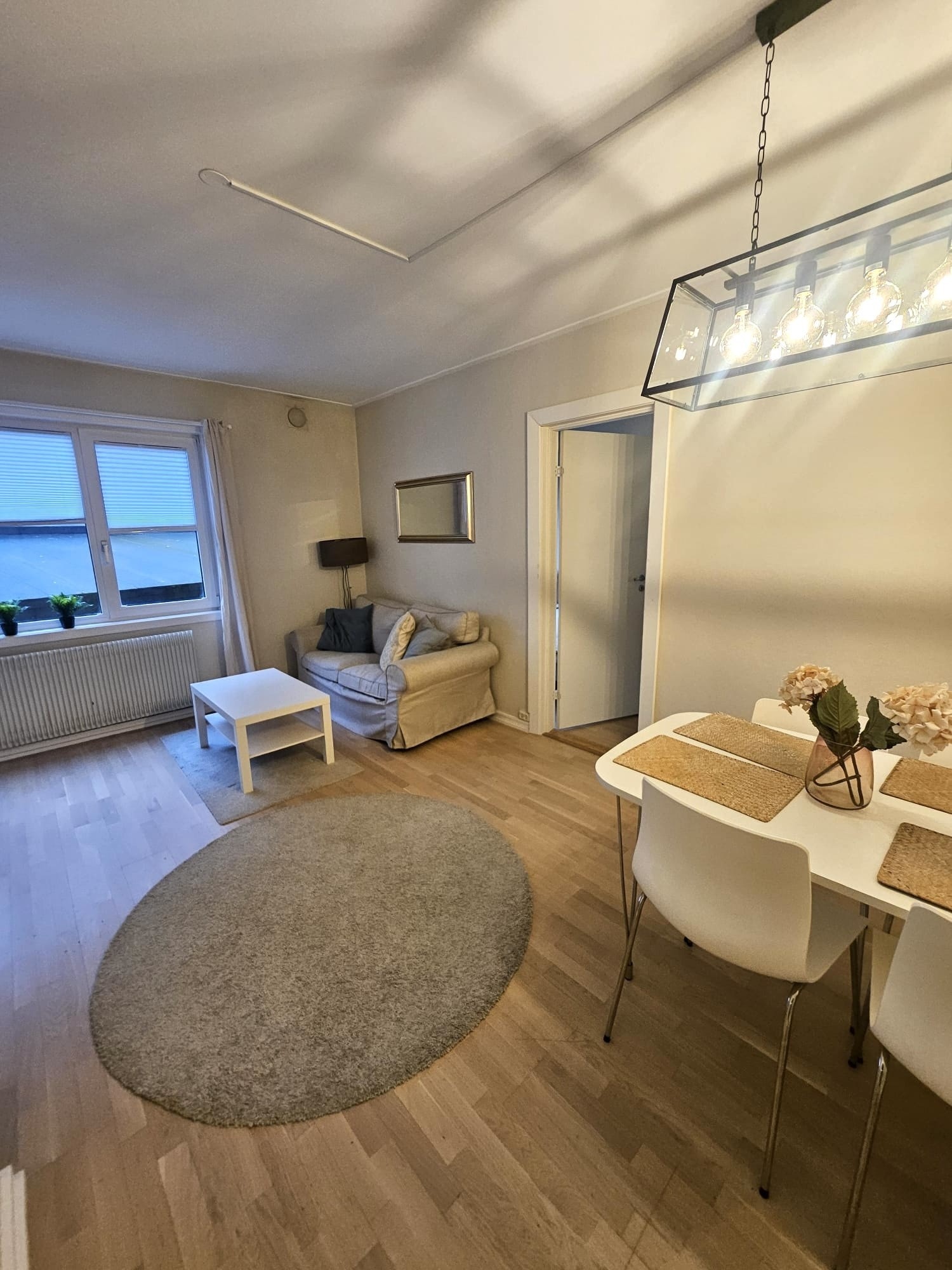 Stue med åpen kjøkkenløsning. Galleribilde