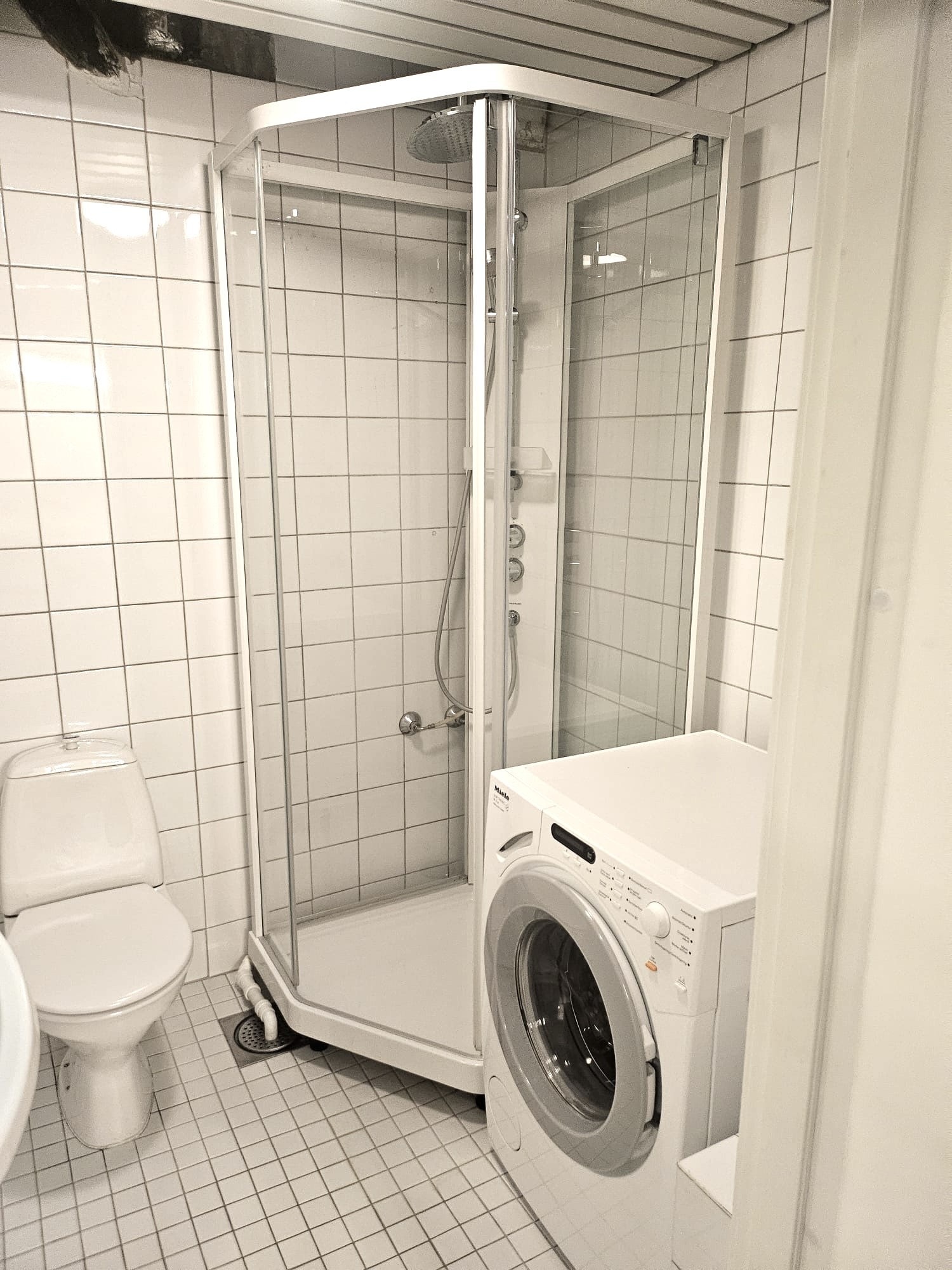 Bad med dusjkabinett og vaskemaskin. Galleribilde