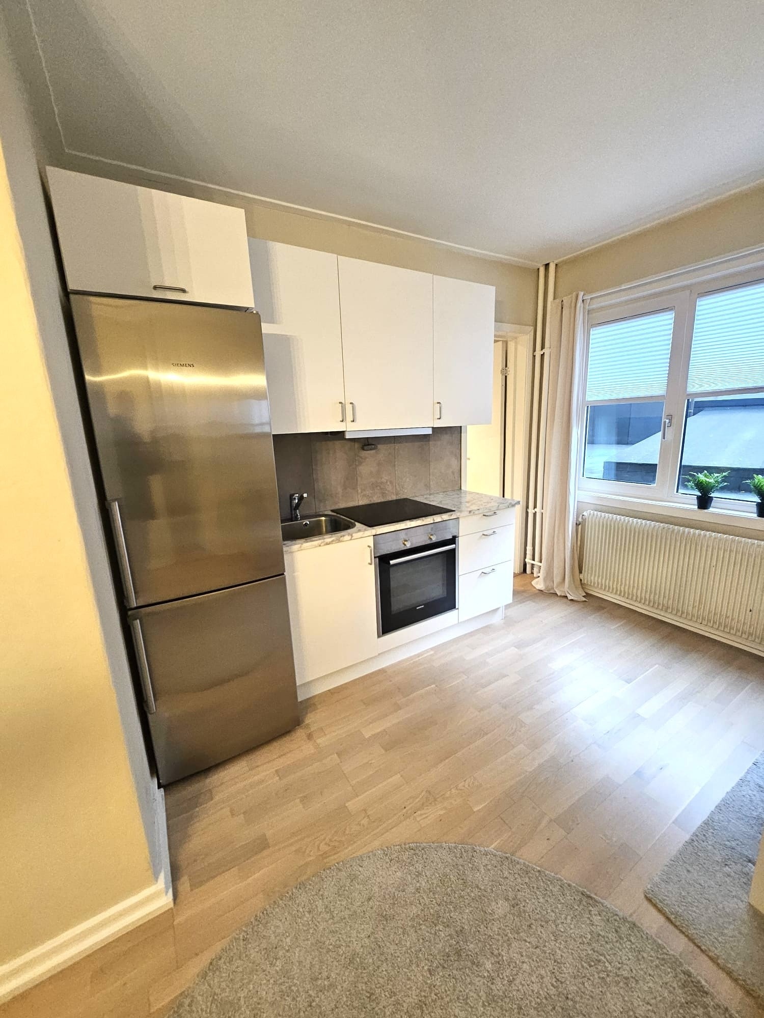 Stue med åpen kjøkkenløsning. Galleribilde