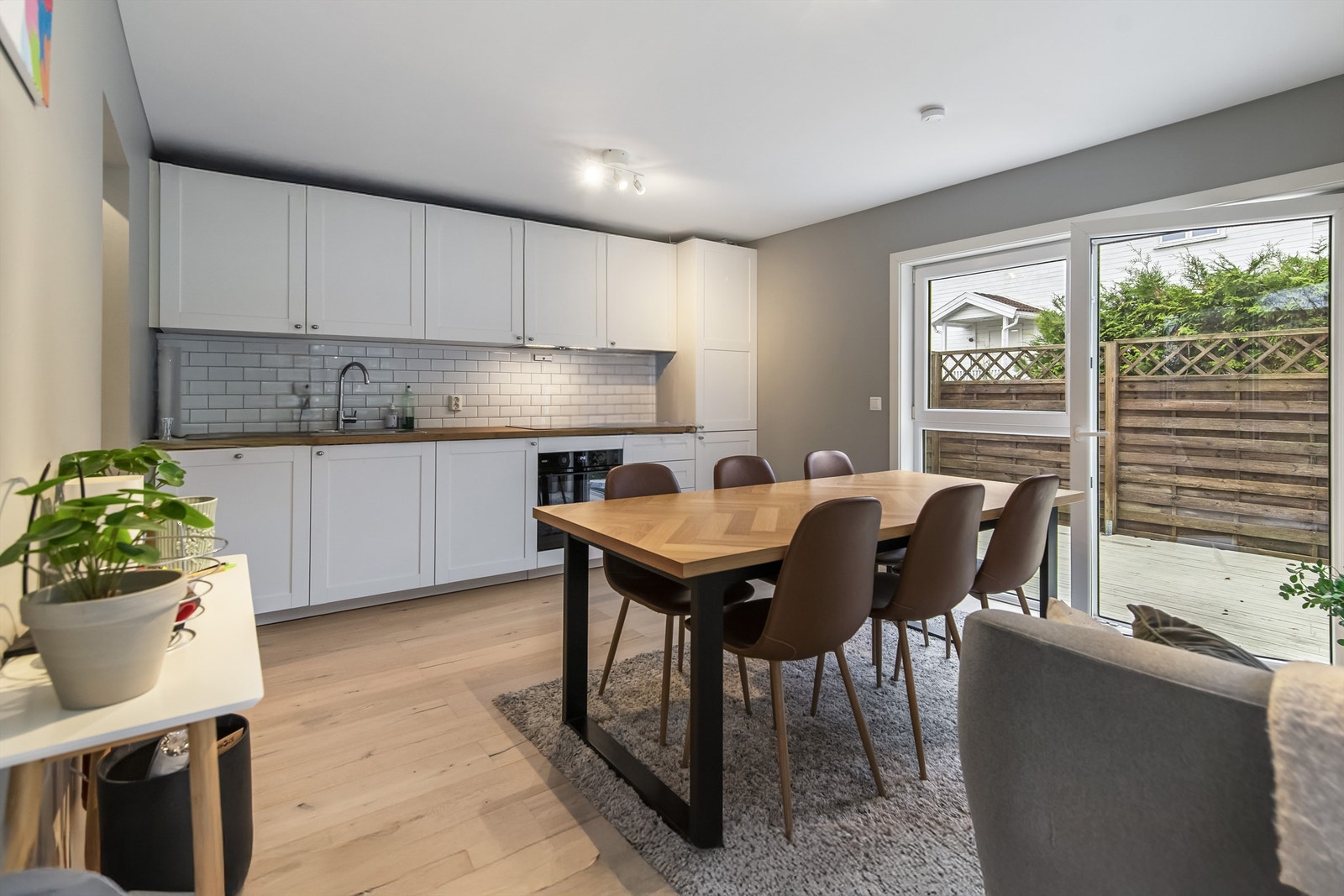 Kjøkkenet og stuen er i åpen løsning med spiseplass og adkomst til hagen Galleribilde