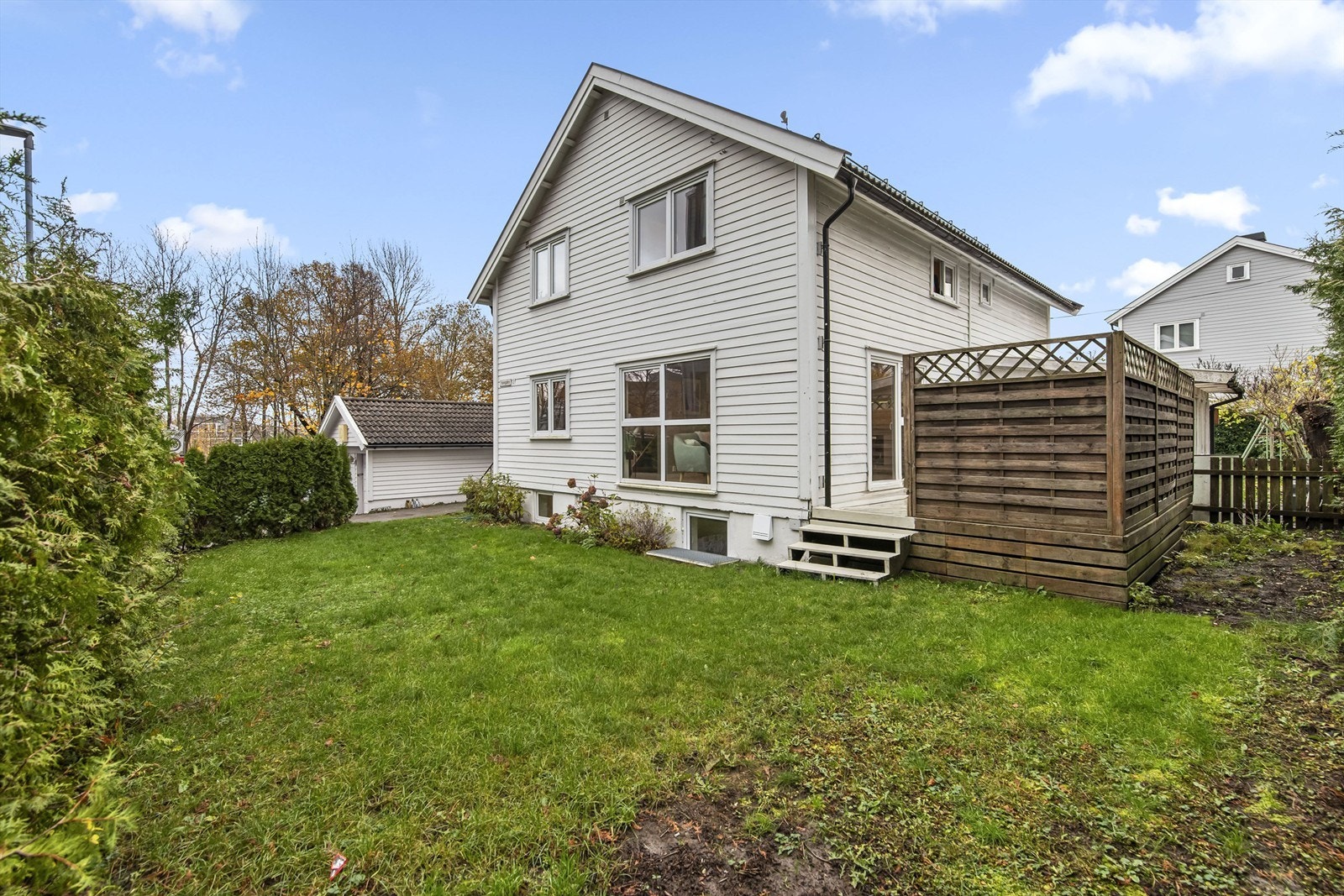 Boligen er vertikaldelt og har egen hage Galleribilde