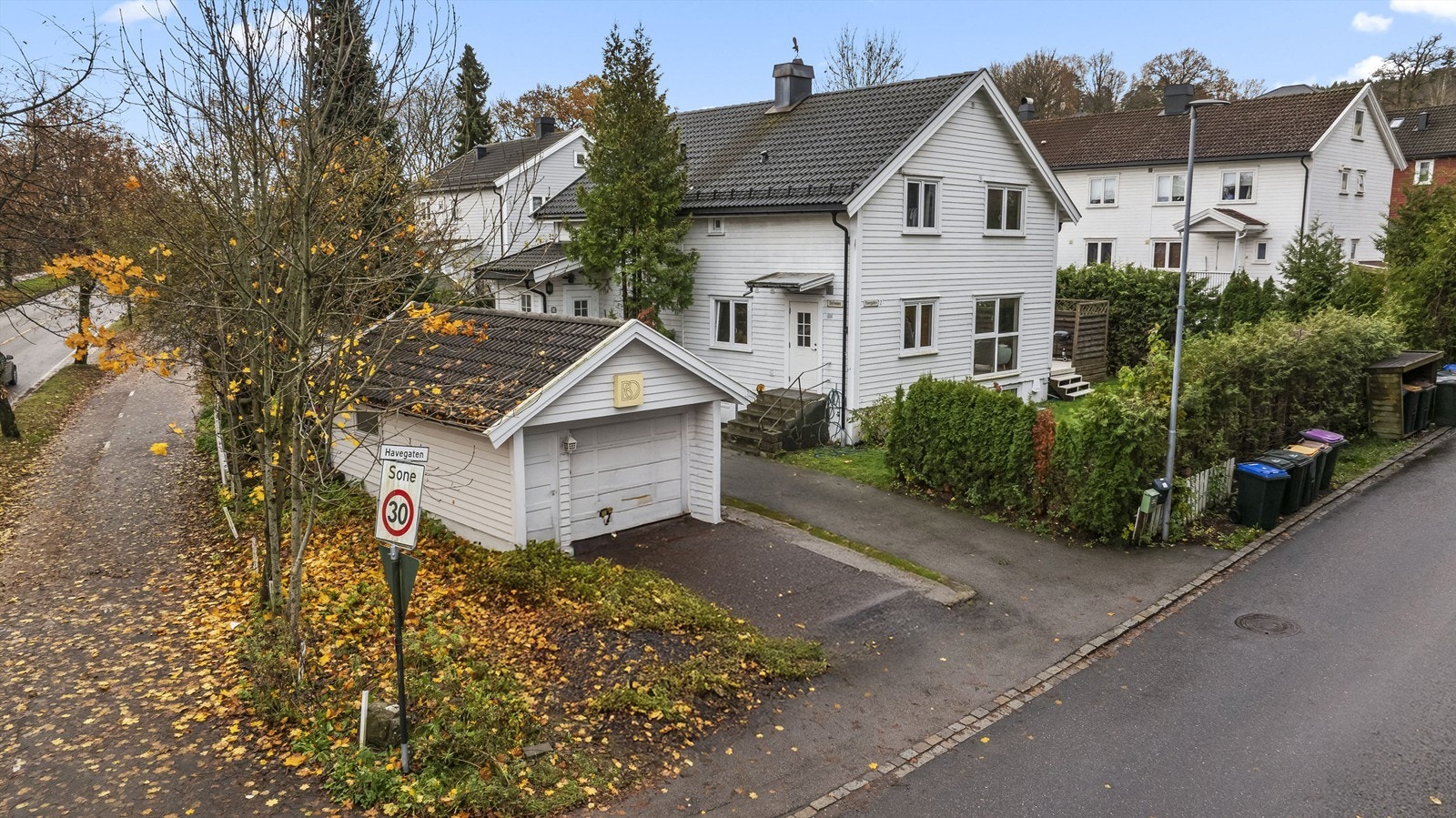 Pen vertikaldelt halvpart av tomannsbolig med en meget sentral beliggenhet Galleribilde