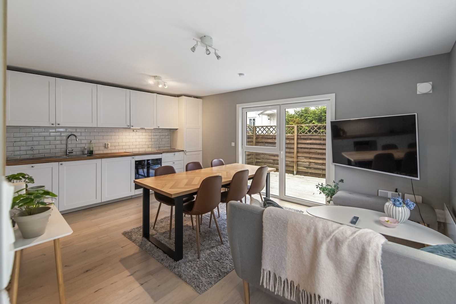 Lys og innbydende bolig med uteplass Galleribilde