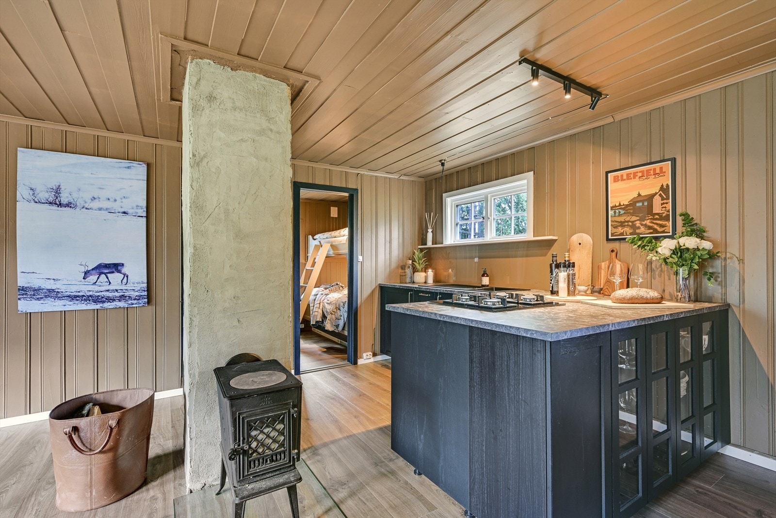 Vedovnen sikrer effektiv oppvarming av oppholdsrommet. I tillegg har hytta wifi-mulighet med simkort-basert løsning, med mulighet for å kunne ringe hytta varm. Galleribilde