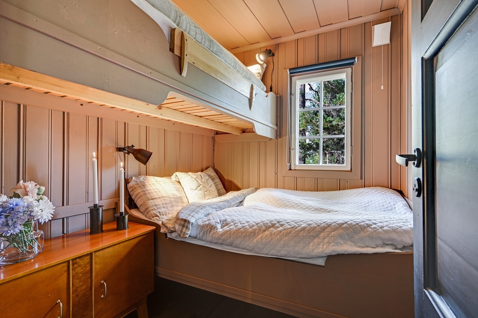 Soverom 2 av 3. Rommene fremstår lune og harmoniske, med gjennomgående bruk av dempede trefarger som skaper en behagelig hytteatmosfære. Galleribilde