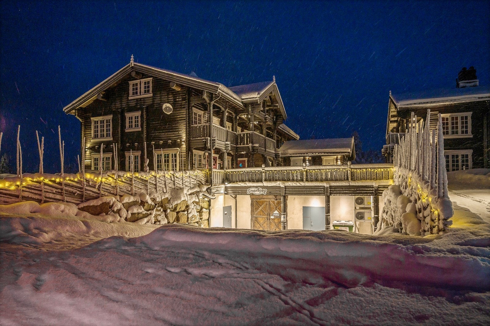 På Lodgen finner man også en egen liten nærbutikk, for de mest brukte dagligvarene på ei hytte, og videre er det mat og drikkeservering på en rekke av de ulike fjell-kafeene i nærområdet. Galleribilde