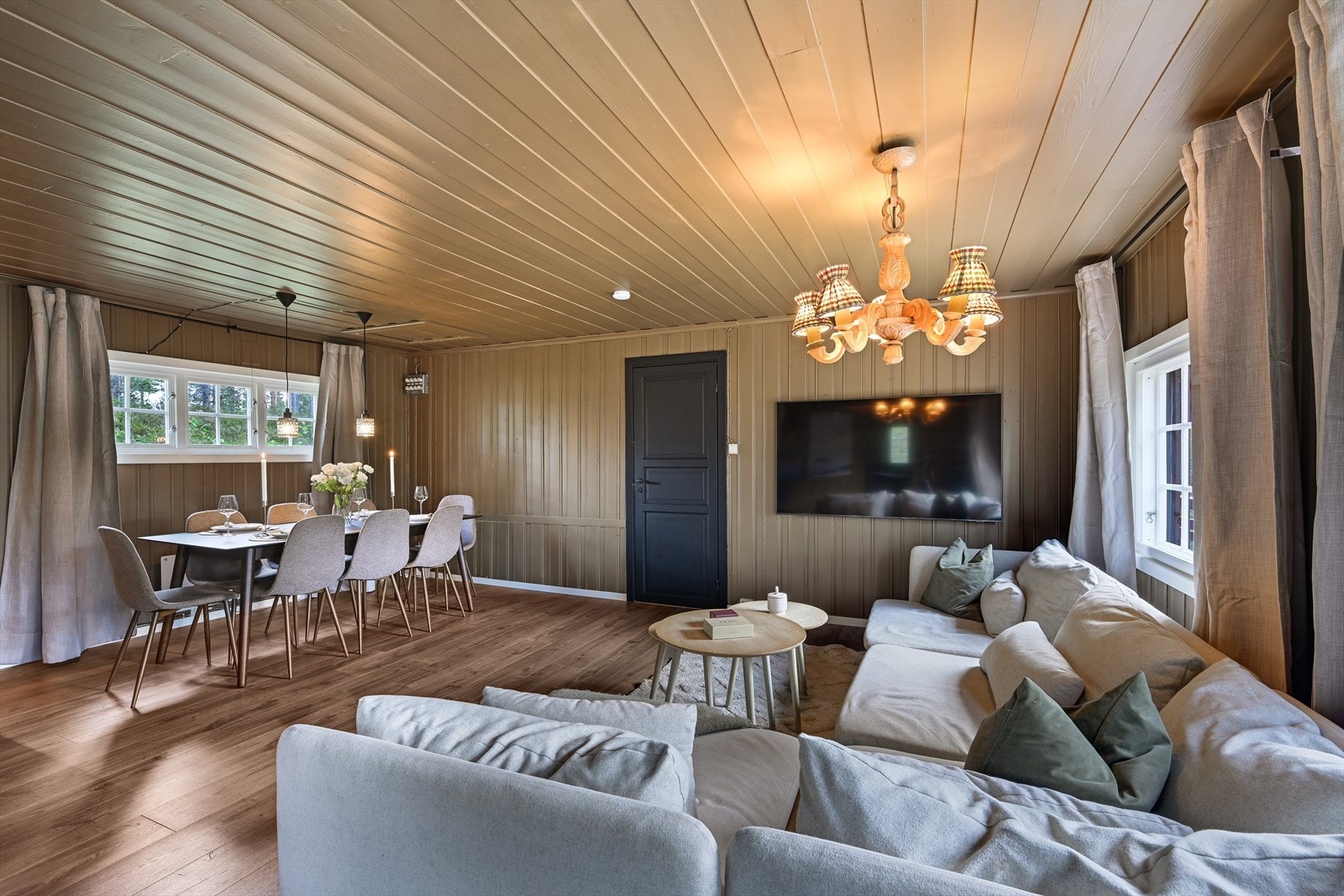 Stuen oppleves varm og innbydende, med dempede trematerialer og gode møbleringsmuligheter. Den åpne romløsningen gir god plass til familier med besøkende. Galleribilde